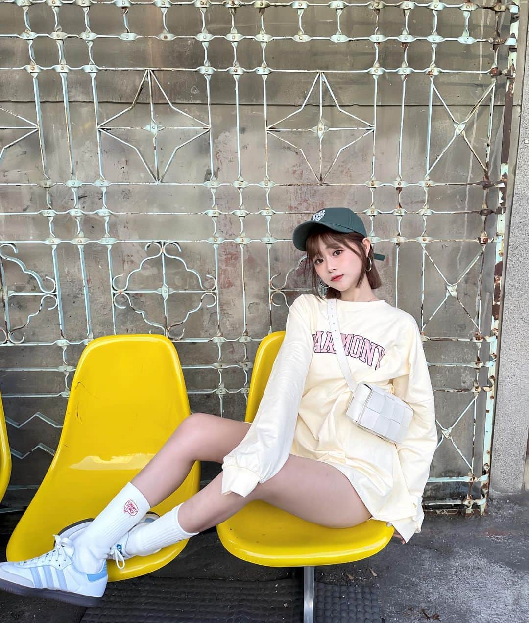 徐薇涵（Wei Han Xu）のインスタグラム：「平常最喜歡穿這種舒服簡單的 衣服出門啦(*´∀`)~♥ 長度剛好還可以不用穿褲子（威  @caco_tw @cc.daily_tw #CACO #NEWARRIVAL #CACO精緻慢生活系列 #CACO讓穿搭更有趣 #CCDAILY ##ccdailylife」