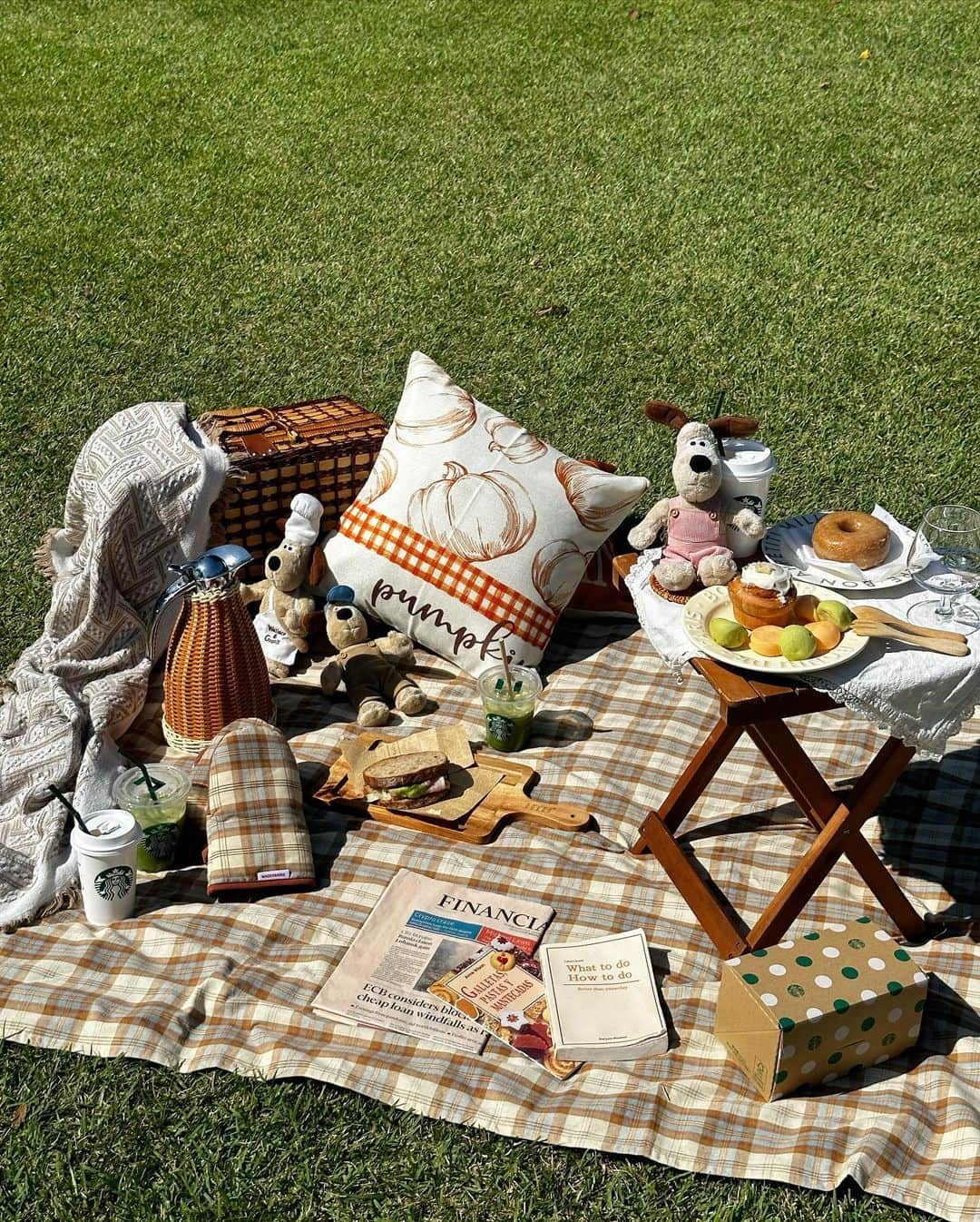 計良日向子（ひなひ）さんのインスタグラム写真 - (計良日向子（ひなひ）Instagram)「. みんなで秋ピクニックしたよ🧸🧺 . . . なんとスタバ以外全て @picnic_mimi さん にてレンタルできちゃいます🥹🤍 手ぶらでこんなに可愛いピクニックが できるの最高すぎる、、！ 新宿御苑公園の目の前にお店があるよ🫶 (なんと台車もお借りできます！笑) . . . みんなでブラウンコーデしたら可愛すぎた🤎 👗トップス　@grl_official . 👗スカート　@olu.myself . 👜バッグ　@grl_official . 👟スニーカー　@shoesincloset_official . . . . #秋ピクニック #ピクニック #ピクニックコーデ #シミラールックコーデ #おしゃピク #新宿御苑 #新宿カフェ #東京カフェ #grl #グレイル」11月3日 22時28分 - kerahinako1105