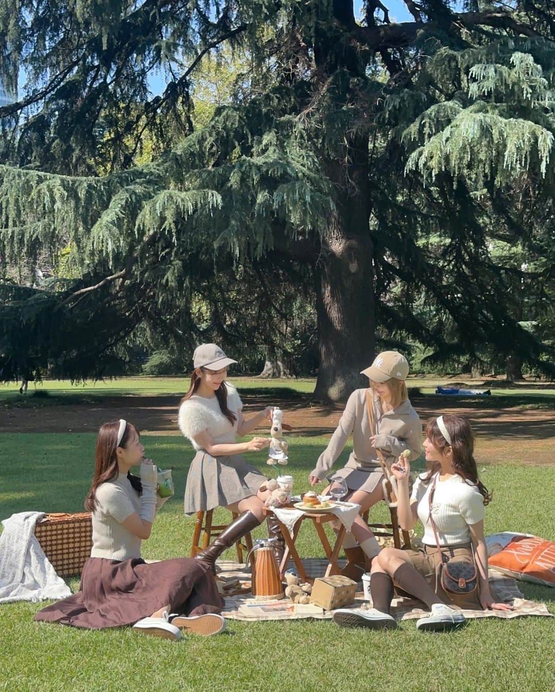 計良日向子（ひなひ）さんのインスタグラム写真 - (計良日向子（ひなひ）Instagram)「. みんなで秋ピクニックしたよ🧸🧺 . . . なんとスタバ以外全て @picnic_mimi さん にてレンタルできちゃいます🥹🤍 手ぶらでこんなに可愛いピクニックが できるの最高すぎる、、！ 新宿御苑公園の目の前にお店があるよ🫶 (なんと台車もお借りできます！笑) . . . みんなでブラウンコーデしたら可愛すぎた🤎 👗トップス　@grl_official . 👗スカート　@olu.myself . 👜バッグ　@grl_official . 👟スニーカー　@shoesincloset_official . . . . #秋ピクニック #ピクニック #ピクニックコーデ #シミラールックコーデ #おしゃピク #新宿御苑 #新宿カフェ #東京カフェ #grl #グレイル」11月3日 22時28分 - kerahinako1105