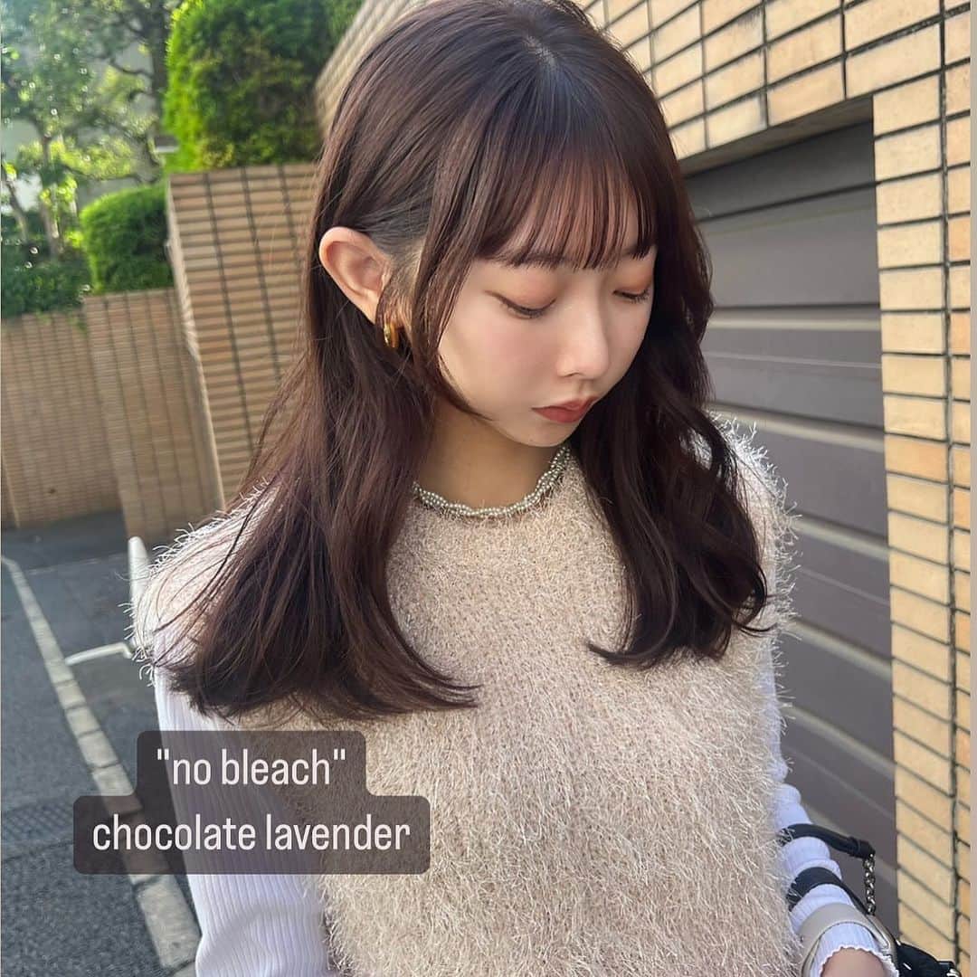 古賀美紀のインスタグラム：「【人気NO1！bleach無しでできる色素薄めカラー】   「 #チョコレートラベンダー ❤︎」  現在の明るさより明るくしたい方、地毛からのカラーのお客様はダブルケアカラー  選択お願いします♡  ✨オススメメニュー✨ "人気No.1" ✔️プレミアムケアカラー　¥11400~ 毛髪強化剤♡髪の毛を補強し切れ毛・枝毛を98.6%防ぎます！ →髪の毛に凄く良いので、髪の毛を綺麗に持続させたい方オススメです！  "前処理剤オプションメニュー" 毛髪は、約80%のタンパク質（PPT）と 約5%の脂質（CMC）約12%の水分で構成されています。  前処理剤のPPTとCMCを＋する事で カラーの仕上がりとカラーの持続性をUPします♡！  ✔️CMC ¥1500 ブリーチ、ヘアカラーの薬剤を均一に浸透させる。 ダメージ補修と保湿をし髪表面をツヤやかに 指通りをよくする。 →髪の硬さ、パサつき、ゴワつきは cmcが失われてるのでオススメです♡！  ✔️PPT ¥1500 ダメージを補修し、ダメージで失った髪の タンパク質部分を補修し、弾力を与えてくれます。 ヘアカラーの再現性と持ちを高める。 →ダメージや色落ちが気になる方オススメ 【プレミアムケアカラーとの同時施術でさらに効果UP！】  ✔️CMC＋PPT ¥3000 更にクオリティを高めたい方オススメです♡  ※前処理を希望の方は、予約時にどの前処理をしたいか LINEしてください♡」