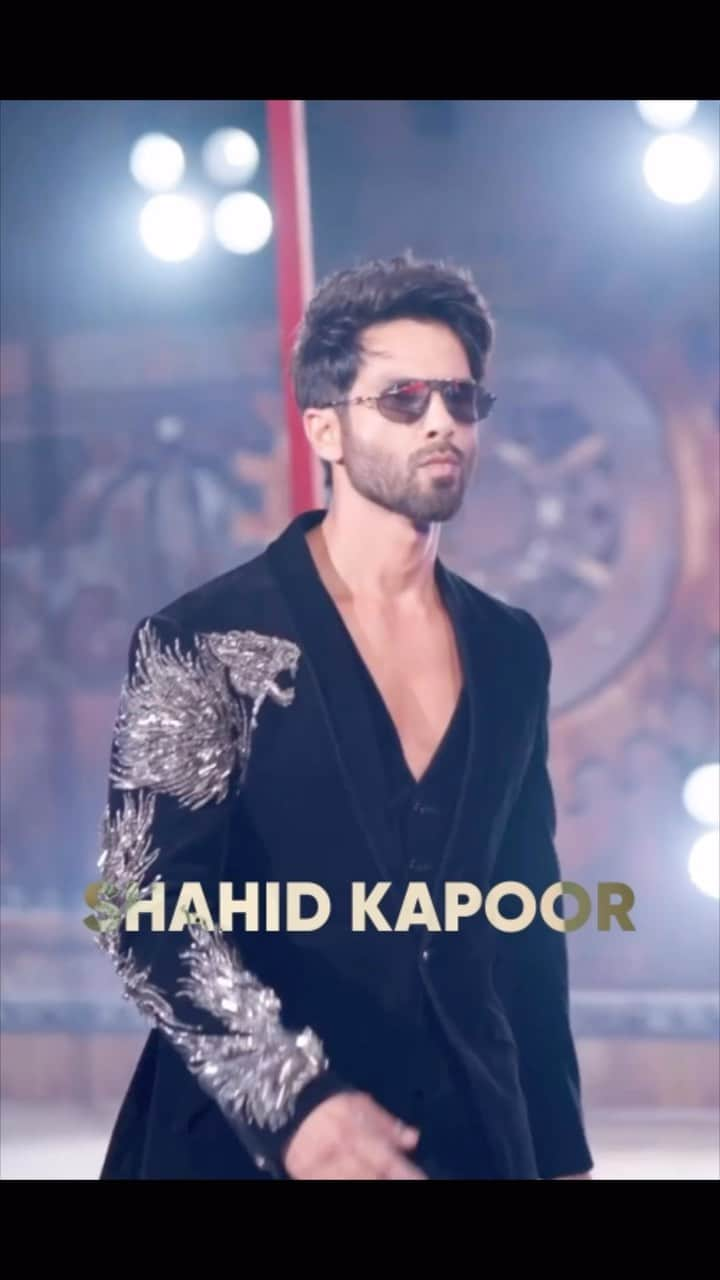 シャーヒド・カプールのインスタグラム：「Get ready to witness the Biggest Bollywood Event of Mumbai Ever!  STARDOM - The Big Bollywood Live Experience on the 20th of January, 2024, at MMRDA Grounds, BKC.  Be a part of this one-of-a-kind Bollywood extravaganza with me!  Let this night go down in history!  Grab those few early-bird tickets live on BookMyShow now!  For any queries, call: 08035731555.  Visit BookMyShow for early bird tickets  @stardom_live  @outcryentertainment  @rosemercltd  @bookmyshowin @mintstudio_vj_nirav」