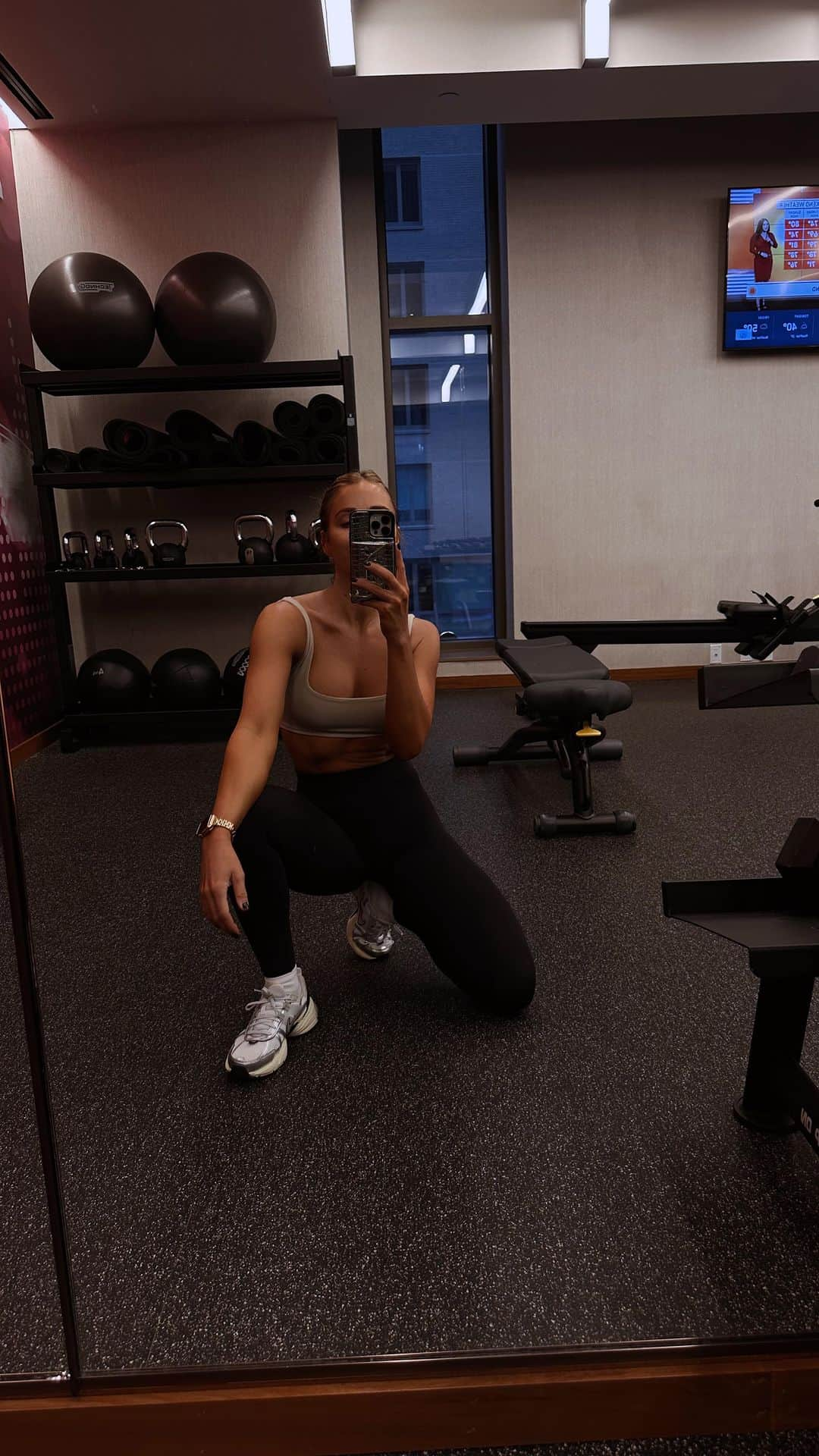 Cara Van Brocklinのインスタグラム：「I know some people may think I’m crazy for wanting to work out when out of town, but guys I legit look forward to it. It’s my me time and stress release. And @theburnapp makes it possible to work out anywhere thank goodness 🙌🏻. This leg day killed me, I really focused on my tempo and loved/hated every second of it haha (I sped up the video so you can’t really tell here). Complete 3 circuit for every exercise and try to walk after without shaking after!」