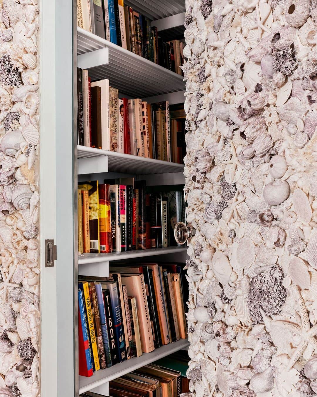 ELLE DECORさんのインスタグラム写真 - (ELLE DECORInstagram)「Seashell-encrusted wall or secret Narnia door? On its own, the adorned wall of this Miami Beach residence is something to behold, but upon further investigation, the wall opens up to a hallway of books leading to a steel-clad screening room—a tribute to Gae Aulenti’s 1970s apartment in the Palazzo Pucci. “We wanted to evaporate the hallway, so you enter through a clouded sunset,” says Andre Herrero, who designed this apartment alongside his partner Adam Charlap Hyman via their firm Charlap Hyman & Herrero (@ch_herrero).   Click the link in bio for the full tour of this Miami beach home. Written by @cokhio. Styled by @tessawatson. Photographed by @chrismottalini.」11月3日 23時01分 - elledecor
