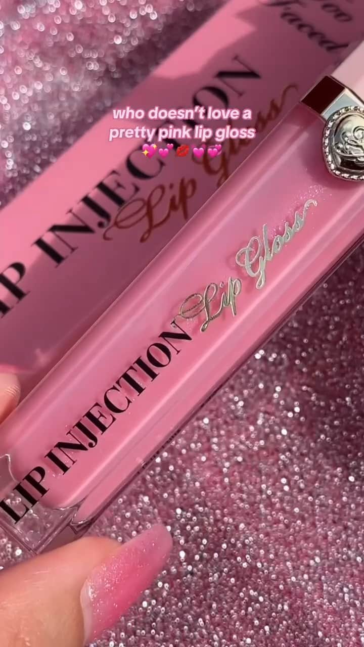 Too Facedのインスタグラム：「✨💖 who doesn't love a pretty pink lip gloss?! 😍 Our Lip Injection Power Plumping Lip Gloss helps your pout appear fuller, plumper, and smoother from the very first swipe! 💋 Tap to shop! #toofaced #tfcrueltyfree #toofacedlipinjection」