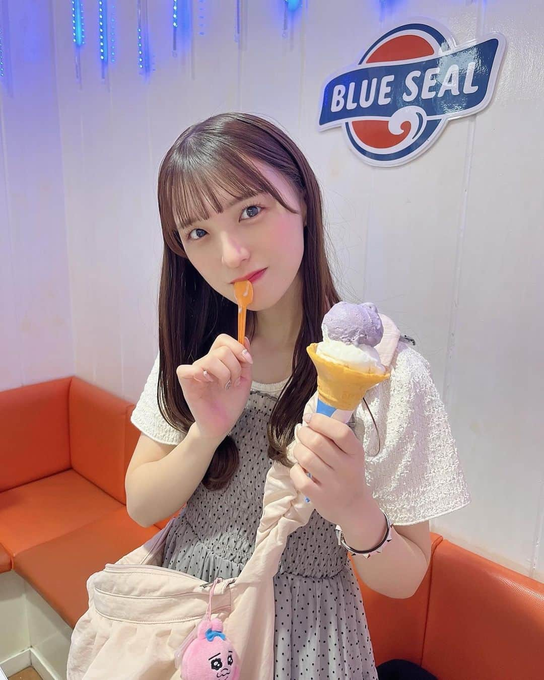 茉城奈那のインスタグラム：「沖縄で毎日のようにブルーシールアイス食べてた🍨 ⁡ ⁡ ⁡ ⁡ ⁡ ⁡ ⁡ #アイドル #地下アイドル #idol #ınstagood #ヘアアレンジ #ピンクブラウン #ブラウンカラー #グレージュ #沖縄旅行 #沖縄グルメ #ブルーシールアイス」