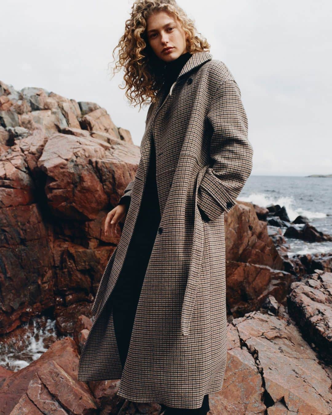 ARKETのインスタグラム：「Just arrived - The Oversized Wool Coat. This single-breasted coat is crafted from a wool blend. This is an oversized, belted style that features a high collar and sleeve tabs with button closure. Explore our full outerwear collection: link in bio. - #ARKET」