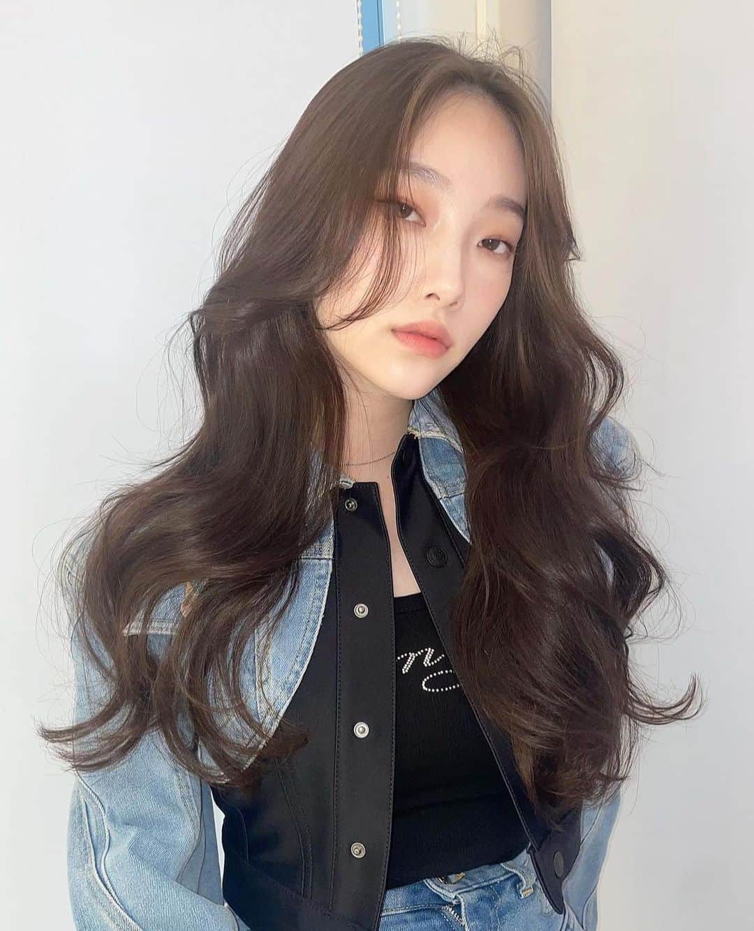 原涼香のインスタグラム：「大人気ヘア🩶🤍🩶 レイヤーカット × グレージュ⊹ ｡ ﾟ⁖✦ ˖ ⊹ ｡ ﾟ˖ ✧  ワンカールで可愛くなるレイヤーカットと透明感抜群カラーが 毎日人気です🎀 ㅤㅤㅤㅤㅤㅤㅤㅤㅤㅤㅤㅤㅤ ㅤㅤㅤㅤㅤㅤㅤㅤㅤㅤㅤㅤㅤ 🦋韓国HAIR STYLE menu... ㅤㅤㅤㅤㅤㅤㅤㅤㅤㅤㅤㅤㅤ ☑︎カット　7,400yen 2WAYバングに巻いても巻かなくてもかわいいレイヤーカット🩷  ☑︎プレミアムケアカラー　8,400yen 透明感バツグンのグレージュカラー🩶 ㅤㅤㅤㅤㅤㅤㅤㅤㅤㅤㅤㅤㅤ ☑︎HITAトリートメント　7,400yen 韓国人みたいなツヤ髪はHITAトリートメントで叶います🩷  ㅤㅤㅤㅤㅤㅤㅤㅤㅤㅤㅤㅤㅤ ご予約はリンクから🫶🏻🔗  #SHIMA#韓国ヘア#韓国スタイル#レイヤーカット#ワンホンヘア#ワンホン#ダークトーン#網紅#初カラー#暗髪#ベージュカラー#ラベンダーカラー#グレージュ#オリーブカラー#透明感カラー#銀座美容院#銀座美容室#美容師#시스루뱅#레이어드컷#koreanhair」