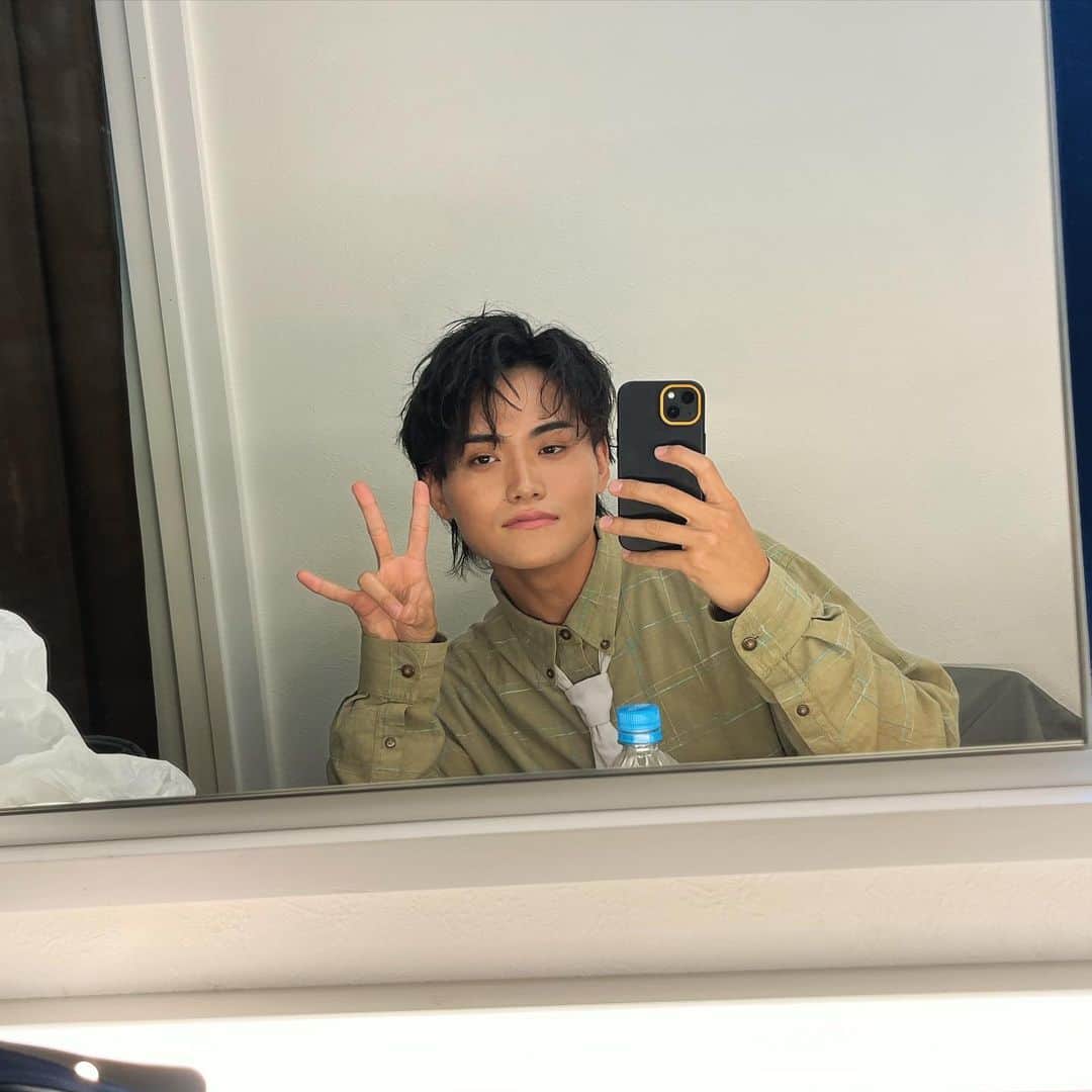 よへのインスタグラム：「大阪イベント、ありがとう!! とりあえず激盛れした写真で詐欺っとく!!  そして、 投稿遅くなりごめんなさい笑 次のイベントの事考えてたら、 もう1週間も経ってた。 はっや。  今回は初めての大阪！ 東京以外でイベントするの初めてで、 正直人集めるの大変そうって思ってたけど、 やってみたらめちゃくちゃ大変だった！笑 びっくりするくらい！ でも、これもやってみないと分からないし。 いつかは東京以外でも200人300人集めれるようなコンビにならないと。 そう思わせてくれるLIVEでしたっ！  絶対にやったる。 来てくれた人にはもう話したけど、 次は3月！ そこに向けてひたすらに準備と挑戦をしていきます。  まっとれぇええ！！！ 大阪ありがとうううう！！！ やでぇえええええ！！！  #伊吹とよへ #大阪イベント #完」