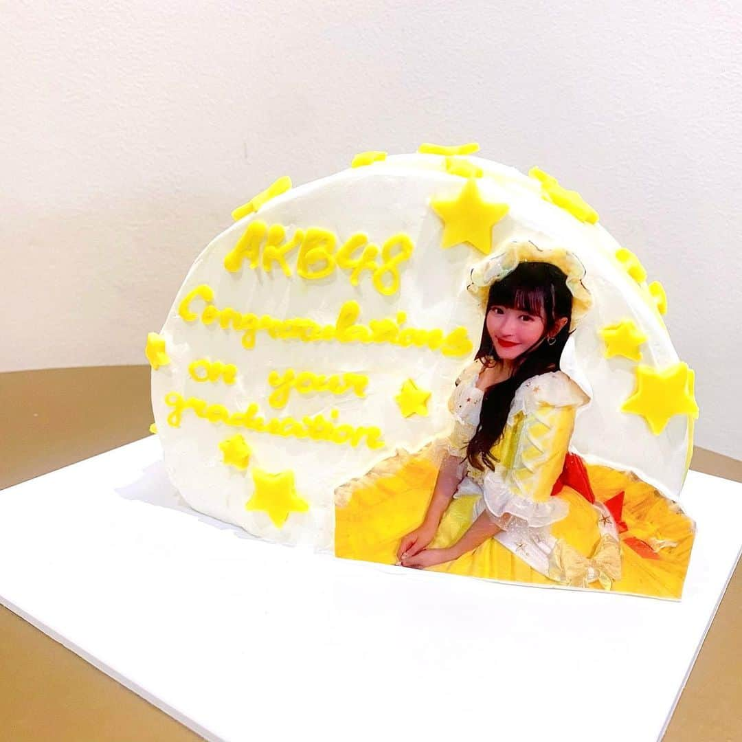 込山榛香さんのインスタグラム写真 - (込山榛香Instagram)「きぃへの卒業おめでとうケーキ⭐️ ⁡ ⁡ 遅くなっちゃったけど、 お祝い出来て良かったです✨ ⁡ ⁡ 卒業ドレスをイメージした黄色と 妃星だから星をいっぱい🤩 ⁡ 誰かをイメージしてケーキ考えるの好きです🫶 ⁡ ⁡ ⁡ ⁡ #AKB48 #オーダーケーキ #marinehouse」11月3日 22時34分 - komiharu_official