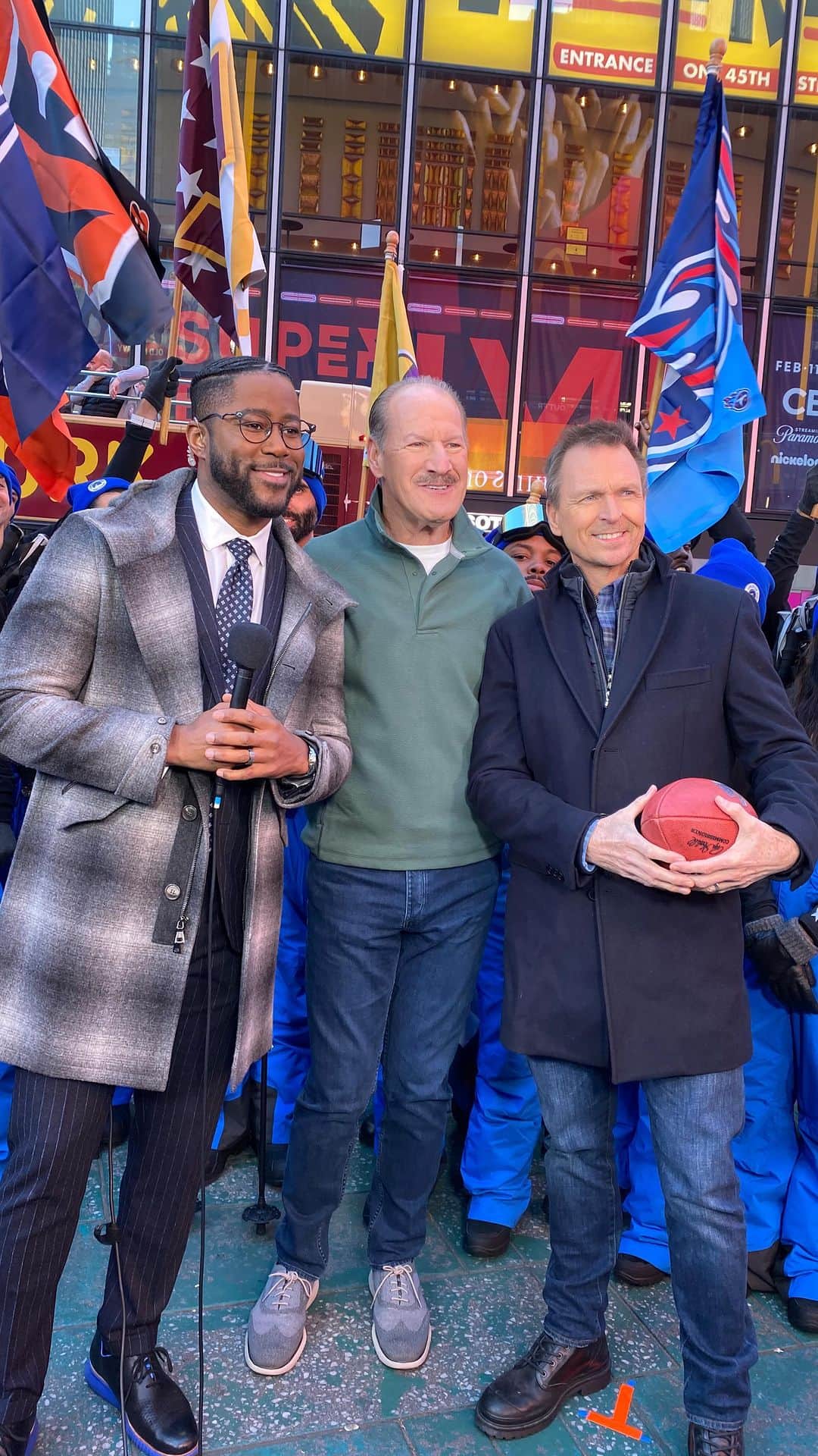 CBSのインスタグラム：「#SuperBowlLVIII is just 100 days away — and @nateburleson is kicking off the journey with @CBSSports’ Bill Cowher, @philiminator and 100 @paramountco Mountaineers in Times Square.  Catch the Super Bowl February 11 on @cbstv, @paramountplus and @Nickelodeon. #100DaystoSuperBowl」