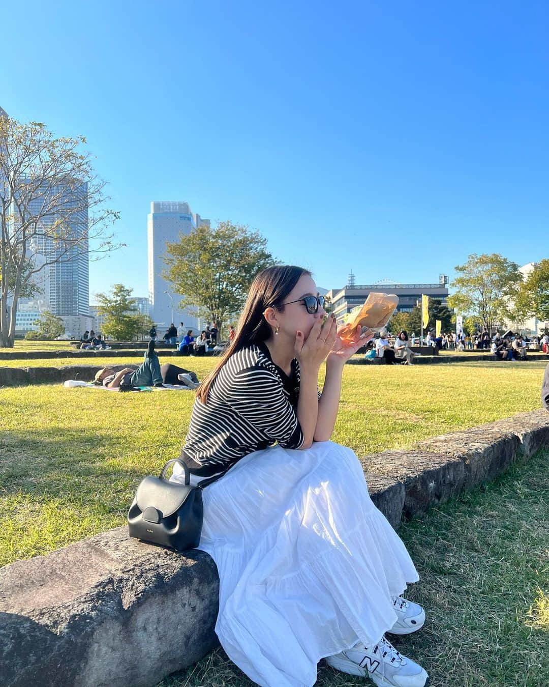 M a r i n aのインスタグラム：「.  お天気だったので芝生でランチした日  SAMBAがずっと欲しいのだけど GAZELLEとも悩んで今日も決心つかず笑 来週のルミネ10%で在庫あれば買おうかな〜👟」