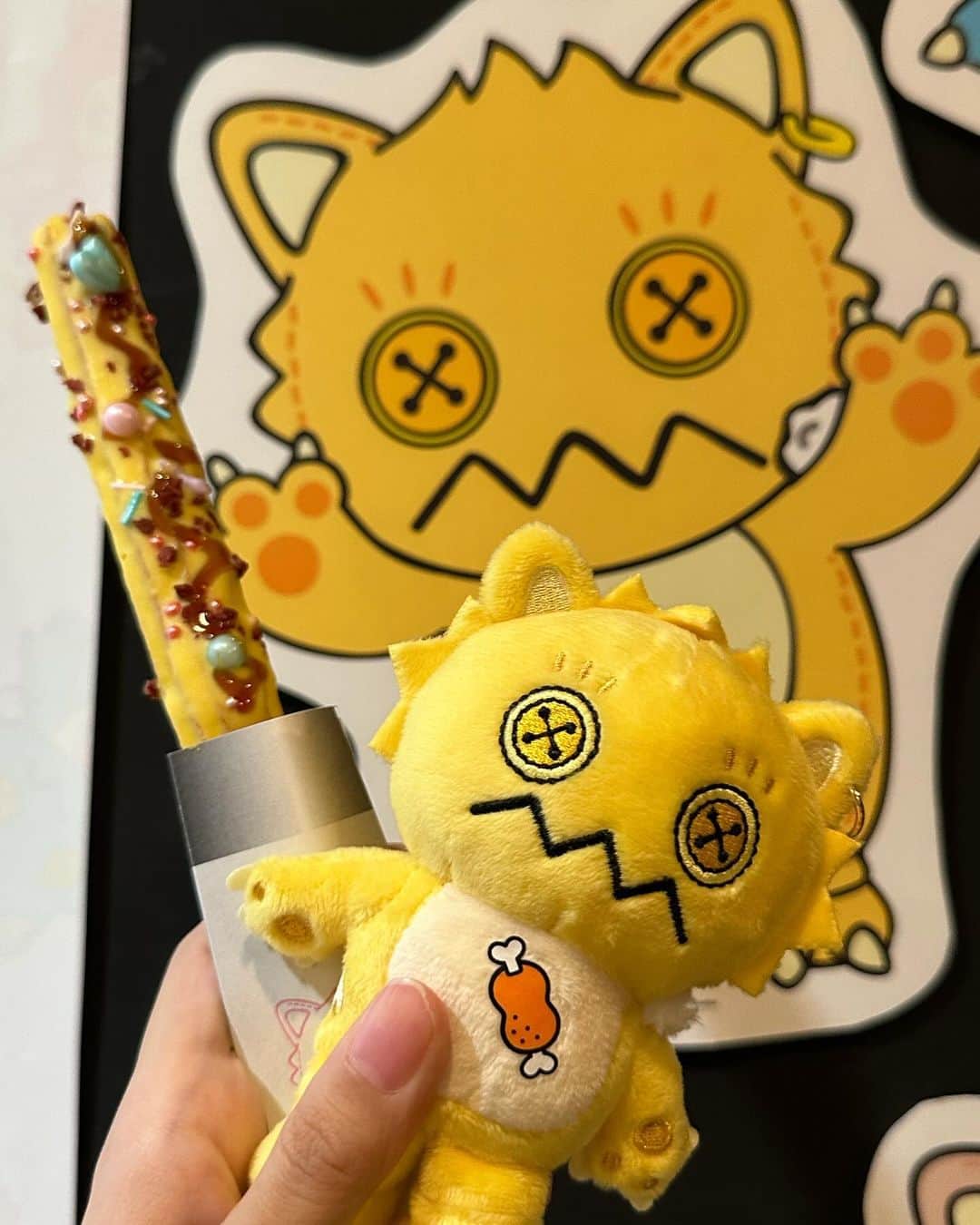 岡村ほまれのインスタグラム：「#がおっきーカフェ 本日からスタートです💛  マンガ展池袋さんにて11月23日まで！！！  可愛い空間と最高のメニューだったよ♡  #モーニング娘23  #morningmusume  #岡村ほまれ  #ほまたん #ほまたん優勝  #がおっきー #サンリオ  #がおっきーカフェ  #池袋カフェ  #チュロス ほんとに美味しい食べて」