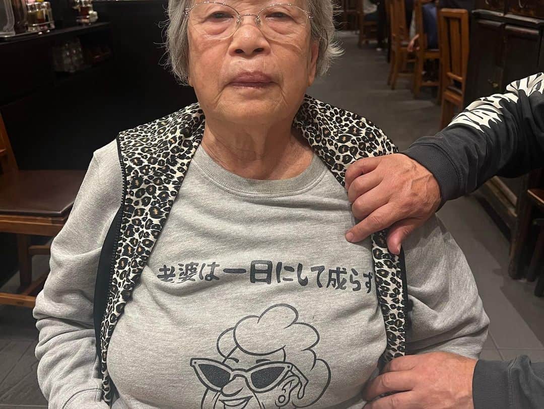 イッシーさんのインスタグラム写真 - (イッシーInstagram)「バンドスタジオのおばあちゃん 88歳（米寿）のお誕生日ライブでした😊 心からおめでとう😆  88歳でたくさんの方から愛されるおばあちゃん。 僕もそんな88歳になりたいなと思った11/3でした🍊  #スタジオアイ #おばあちゃん #誕生日」11月3日 22時39分 - mikankun141