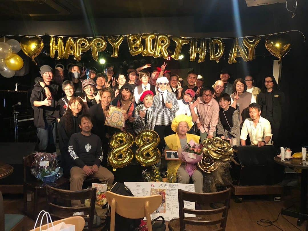 イッシーのインスタグラム：「バンドスタジオのおばあちゃん 88歳（米寿）のお誕生日ライブでした😊 心からおめでとう😆  88歳でたくさんの方から愛されるおばあちゃん。 僕もそんな88歳になりたいなと思った11/3でした🍊  #スタジオアイ #おばあちゃん #誕生日」