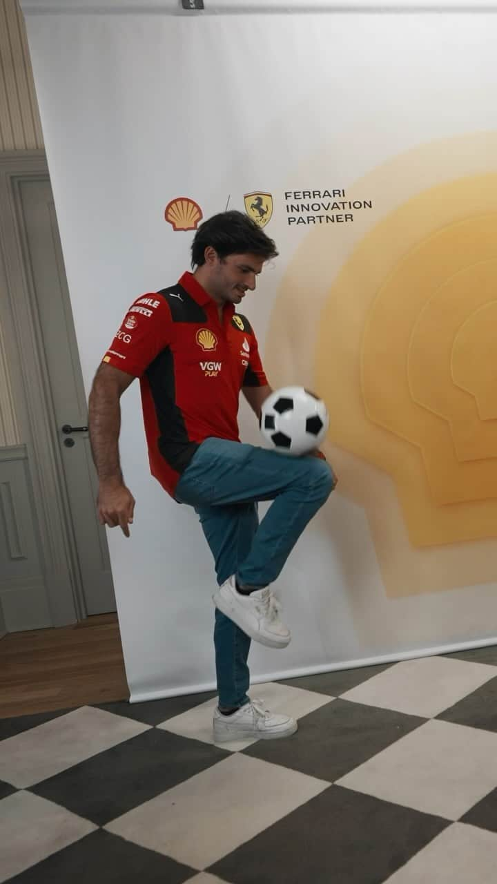 カルロス・サインツJr.のインスタグラム：「When @carlossainz55 met @kaka ⚽️🤝  #BrazilGP 🇧🇷 #F1」