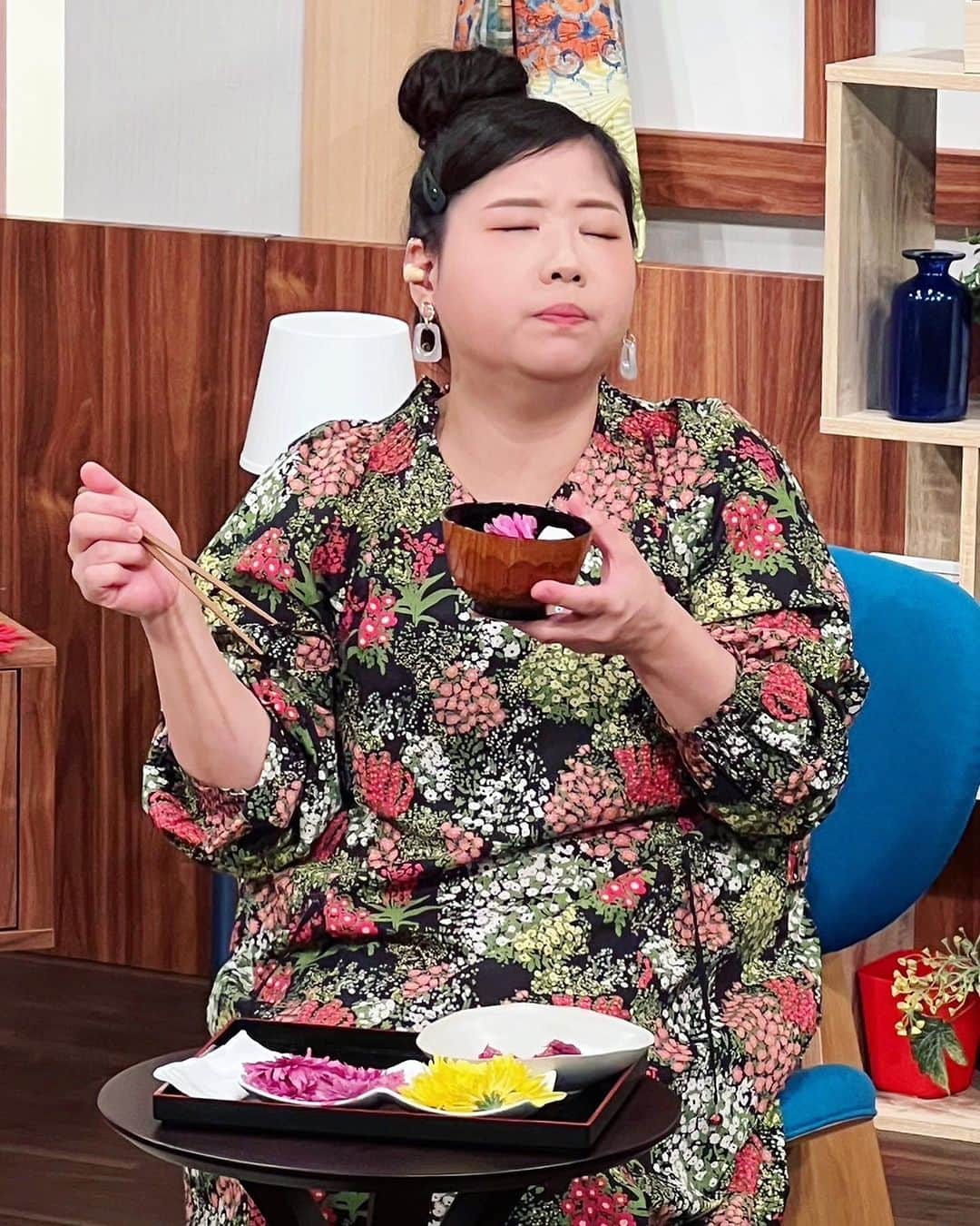 馬場園梓さんのインスタグラム写真 - (馬場園梓Instagram)「へい♪  お世話になります！  11月4日(土)朝9時からは  #NHK山形 #やまホリ ！！  前回は秋の味覚 がテーマでしたので  スタジオで  慈恩寺テラスさんの激旨 子姫芋コロッケと  食用菊の花びらのゴマだれあえと  お味噌汁に花びらを入れたものを試食させていただきました！  あまりに美味しすぎて じっくり味わってしまいました🎵  今日は何かな🤤？？  また山形の魅力を深掘りしてまいりますので ぜひご覧ください！  何卒 よろしくお願いいたします！  ちなみに  こちらのステキなワンピースは  @kilki_holiday さんとこのです！  ですので  ルン♪  #happy #exciting #NHK山形 #やまホリ #山形県 #情報番組 #試食 #子姫芋コロッケ #食用菊  #ゴマだれ #お味噌汁 #ワンピース #kilki_holiday  #ルン♪」11月3日 22時40分 - babazonoazusa