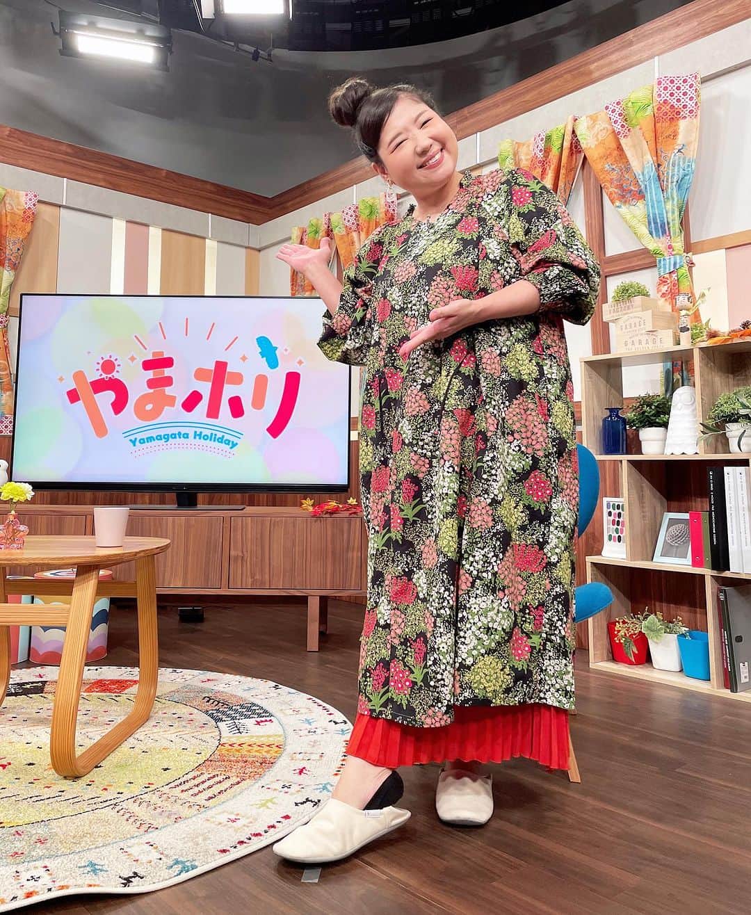 馬場園梓さんのインスタグラム写真 - (馬場園梓Instagram)「へい♪  お世話になります！  11月4日(土)朝9時からは  #NHK山形 #やまホリ ！！  前回は秋の味覚 がテーマでしたので  スタジオで  慈恩寺テラスさんの激旨 子姫芋コロッケと  食用菊の花びらのゴマだれあえと  お味噌汁に花びらを入れたものを試食させていただきました！  あまりに美味しすぎて じっくり味わってしまいました🎵  今日は何かな🤤？？  また山形の魅力を深掘りしてまいりますので ぜひご覧ください！  何卒 よろしくお願いいたします！  ちなみに  こちらのステキなワンピースは  @kilki_holiday さんとこのです！  ですので  ルン♪  #happy #exciting #NHK山形 #やまホリ #山形県 #情報番組 #試食 #子姫芋コロッケ #食用菊  #ゴマだれ #お味噌汁 #ワンピース #kilki_holiday  #ルン♪」11月3日 22時40分 - babazonoazusa