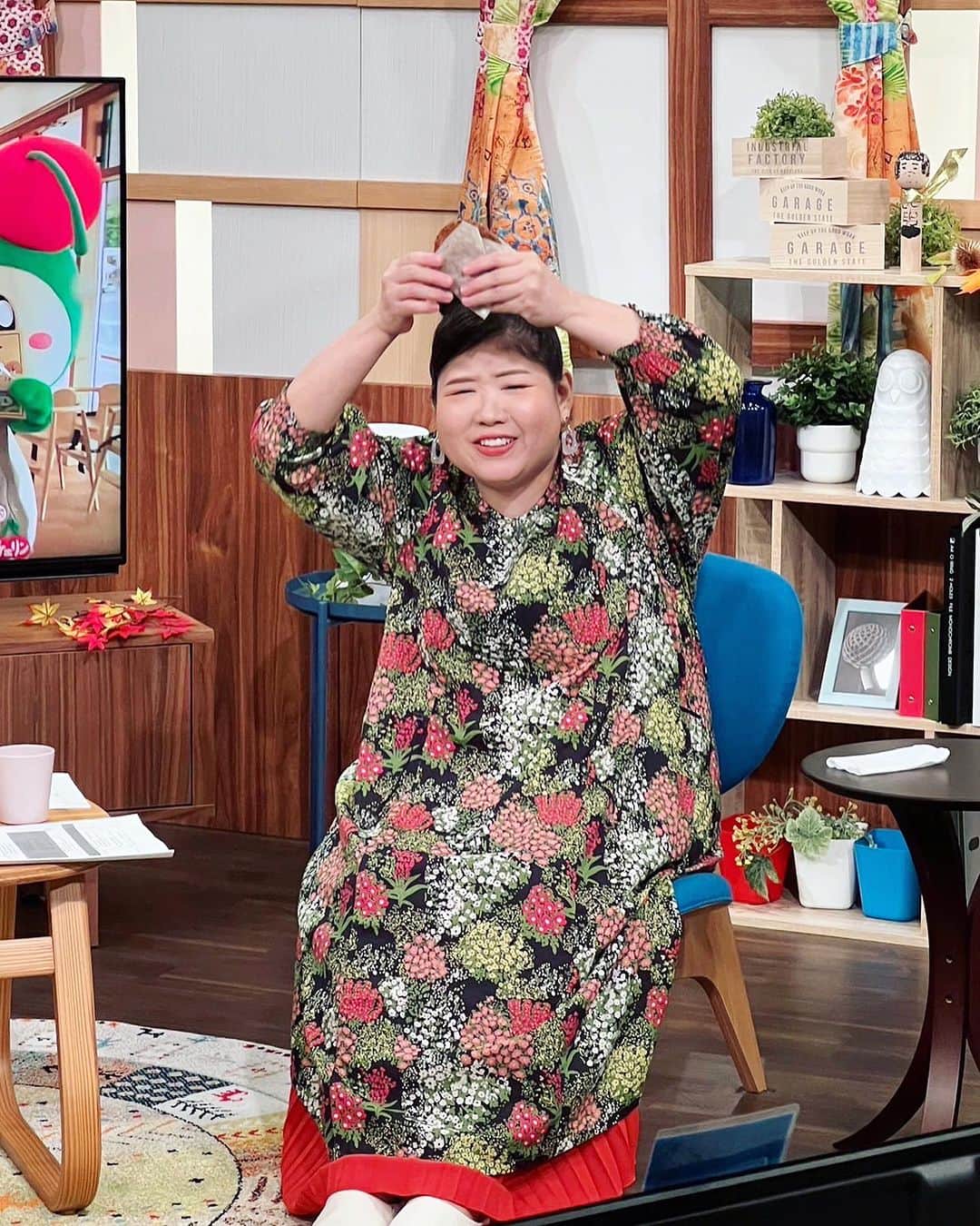 馬場園梓さんのインスタグラム写真 - (馬場園梓Instagram)「へい♪  お世話になります！  11月4日(土)朝9時からは  #NHK山形 #やまホリ ！！  前回は秋の味覚 がテーマでしたので  スタジオで  慈恩寺テラスさんの激旨 子姫芋コロッケと  食用菊の花びらのゴマだれあえと  お味噌汁に花びらを入れたものを試食させていただきました！  あまりに美味しすぎて じっくり味わってしまいました🎵  今日は何かな🤤？？  また山形の魅力を深掘りしてまいりますので ぜひご覧ください！  何卒 よろしくお願いいたします！  ちなみに  こちらのステキなワンピースは  @kilki_holiday さんとこのです！  ですので  ルン♪  #happy #exciting #NHK山形 #やまホリ #山形県 #情報番組 #試食 #子姫芋コロッケ #食用菊  #ゴマだれ #お味噌汁 #ワンピース #kilki_holiday  #ルン♪」11月3日 22時40分 - babazonoazusa