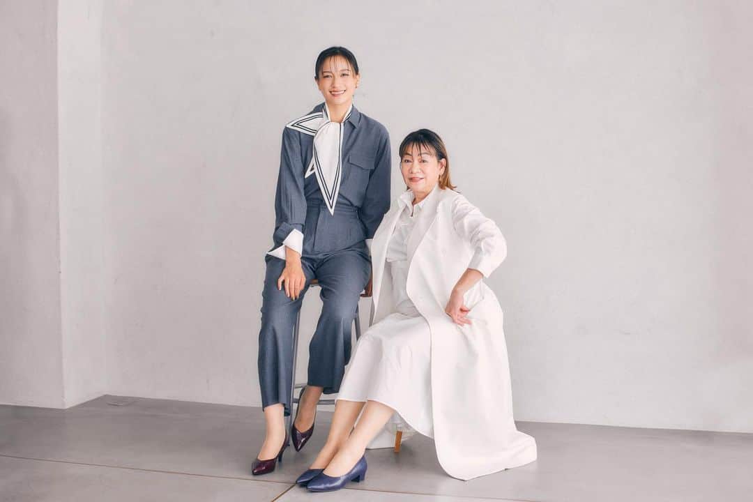 高橋ユウのインスタグラム：「母と一緒に卑弥呼のシューズを履いて撮影❤️ @himiko_shoes  母との撮影は本当に楽しいひとときでした！ 同じ誕生日に生まれた母とのインタビューも掲載されているので 卑弥呼のWEBサイトをチェックしてね👠」