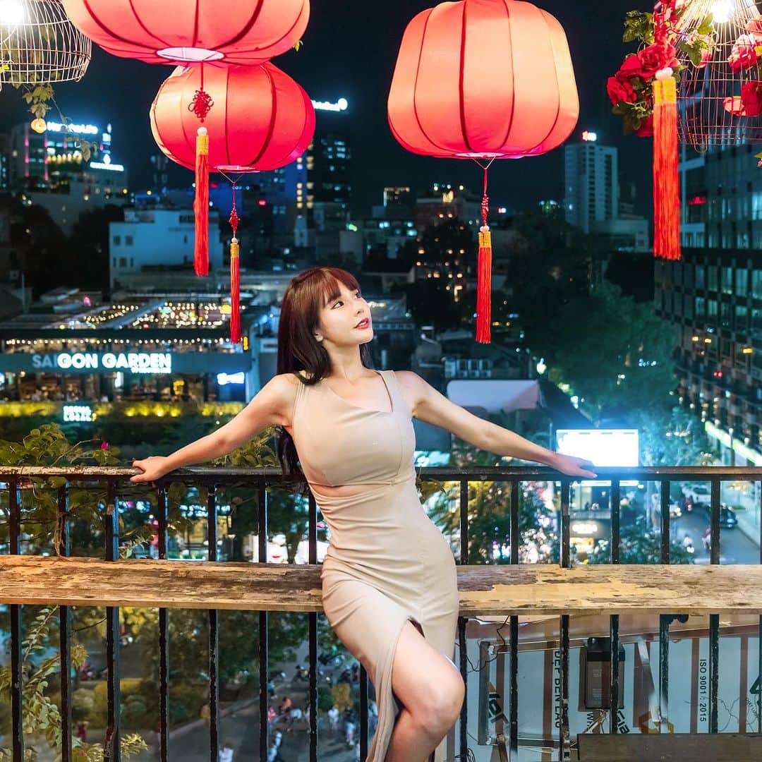 琳妲のインスタグラム：「🌟 你不可能滿足所有人 但你要知道你沒有辜負自己 -  越南夜景說真的超級美🌃 你們也期待一下我𝗬𝘁新單元 ✨蛋哩來企頭✨ - 球團年曆預購倒數五天 #連結在限動或精選」