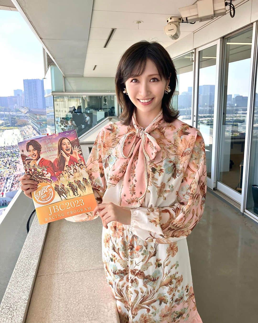 横山ルリカさんのインスタグラム写真 - (横山ルリカInstagram)「. JBC生観戦🐎✨最高でした🥳🎶  レディスクラシックはアイコンテーラーがV🎉 スプリントはイグナイターがV🎉 クラシックはキングズソードがV🎉 2歳優駿はフォーエバーヤングがV🎉  どのレースも見応えがありましたが、 イグナイターが勝った瞬間の2万人の大歓声と笹川コールは鳥肌でした✨🤩  あっという間にすぎた大興奮の1日😆🔥 楽しかった〜🌈  #bsフジ  #JBC2023 #生中継 #ありがとうございました #TCK #大井競馬場　 #ＪＢＣレディスクラシック  #アイコンテーラー #ＪＢＣスプリント #イグナイター #ＪＢＣクラシック #キングズソード #門別競馬場　 #ＪＢＣ2歳優駿 #フォーエバーヤング #おめでとうございました  #👗 #wildlily #ワンピースに見える　 #セットアップ #リボンブラウス  明日11/4（土）20:00〜【競馬予想TV!】🐎  🍁アルゼンチン共和国杯 🎑みやこS  予想バトルをお楽しみに🔥  #競馬予想TV #アルゼンチン共和国杯 #みやこS」11月3日 22時53分 - rurika_yokoyama_official