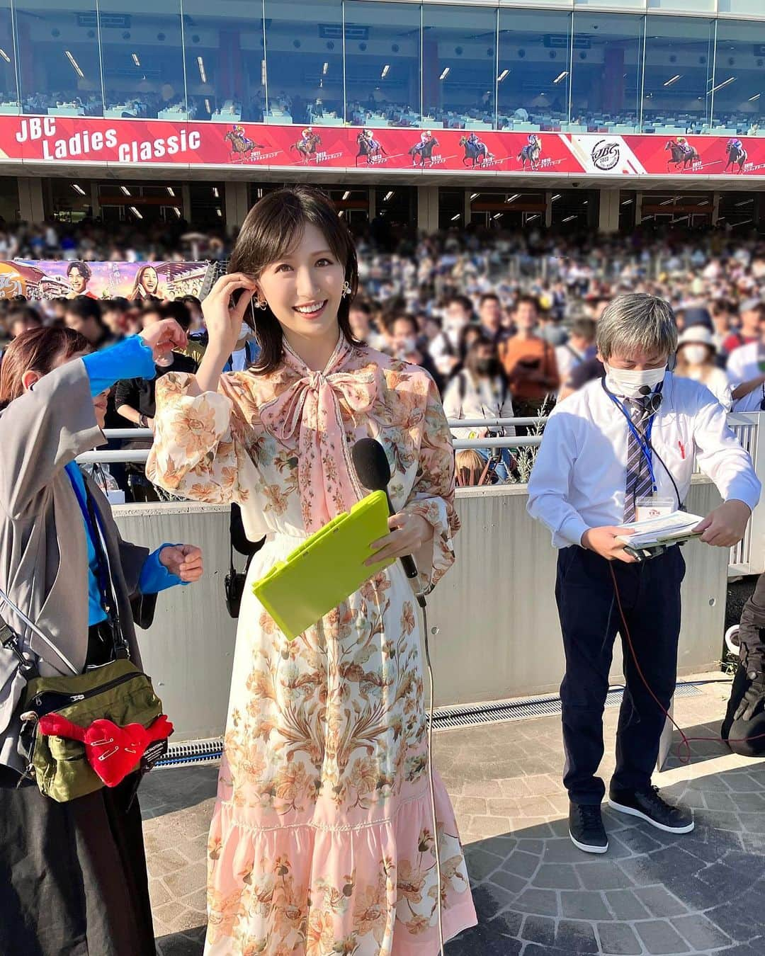 横山ルリカのインスタグラム：「. JBC生観戦🐎✨最高でした🥳🎶  レディスクラシックはアイコンテーラーがV🎉 スプリントはイグナイターがV🎉 クラシックはキングズソードがV🎉 2歳優駿はフォーエバーヤングがV🎉  どのレースも見応えがありましたが、 イグナイターが勝った瞬間の2万人の大歓声と笹川コールは鳥肌でした✨🤩  あっという間にすぎた大興奮の1日😆🔥 楽しかった〜🌈  #bsフジ  #JBC2023 #生中継 #ありがとうございました #TCK #大井競馬場　 #ＪＢＣレディスクラシック  #アイコンテーラー #ＪＢＣスプリント #イグナイター #ＪＢＣクラシック #キングズソード #門別競馬場　 #ＪＢＣ2歳優駿 #フォーエバーヤング #おめでとうございました  #👗 #wildlily #ワンピースに見える　 #セットアップ #リボンブラウス  明日11/4（土）20:00〜【競馬予想TV!】🐎  🍁アルゼンチン共和国杯 🎑みやこS  予想バトルをお楽しみに🔥  #競馬予想TV #アルゼンチン共和国杯 #みやこS」