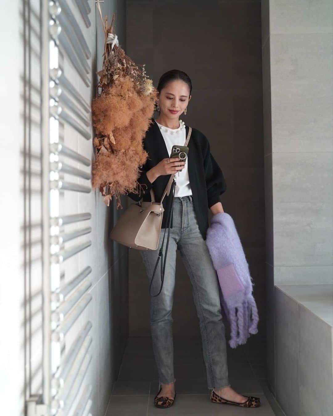 大橋菜央のインスタグラム：「Outfit for travel🚗 . . . いつかの子連れ旅コーデ👧🏻👦🏻 . 動きやすいジーンズに 最近はドライブも多いので運転しやすいペタンコ靴 気温調整しやすいガーデ＋ストールを持って🧣 両手を使えるようにバッグは斜めがけ👜💪🏾 . まくったときの袖のボリューム感や バックのシルエットが可愛いガーデは @acdre_official  ピリングも出来にくいので運転や小旅行なお供に🫶 . 最近華やかさが好きで増えつつあるパール服 この時のTシャツは一つ前のMia &Annとお揃いの @amicakids_official  . ジーンズは夏にアメリカで履き倒したのも @yanuk_official  この子も👖 . Bagは先日の @michinoparis  学校のお迎えとかも荷物や子どもと手を繋ぐときは ささっと斜めがけが便利 . お気に入りのふわもこストール @loewe  ペタンコは10年選手の @prada  #いや15年かも 🫣 . . . #ootd #naoliving_outfit」