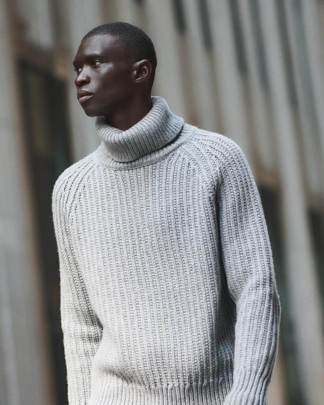 ヒューゴボスのインスタグラム：「On-the-go style statement. Level up your weekend look with neutral tones and smart-casual layers #BeYourOwnBOSS」