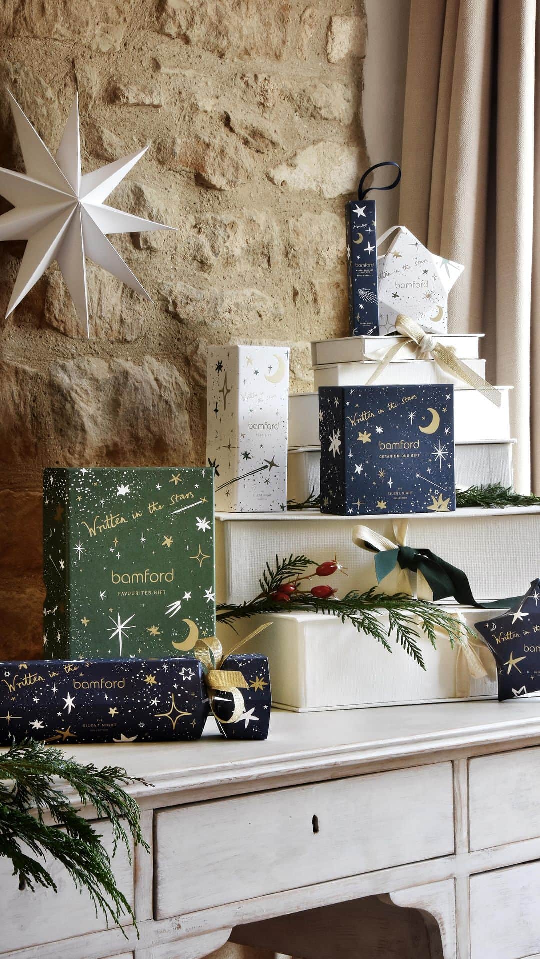のインスタグラム：「Let the Christmas festivities commence🎄  Last night saw the first in our Christmas Preview events at @daylesfordfarm and what an evening it was – Guests were treated to taster beauty treatments and tarot card readings in the Bamford Wellness Spa, whilst a beautiful Nutcracker performance took place in the Bamford Barn along with personalised baubles and plenty of Christmas shopping.   If you couldn’t join us last night, we hope to see you on Thursday 9th November from 3pm at the Bamford Wellness Spa, Brompton Cross to continue the Christmas merriment.   Discover Christmas gifts in-store and online via the link in bio 💚  #bamford #christmas #christmasgifts」