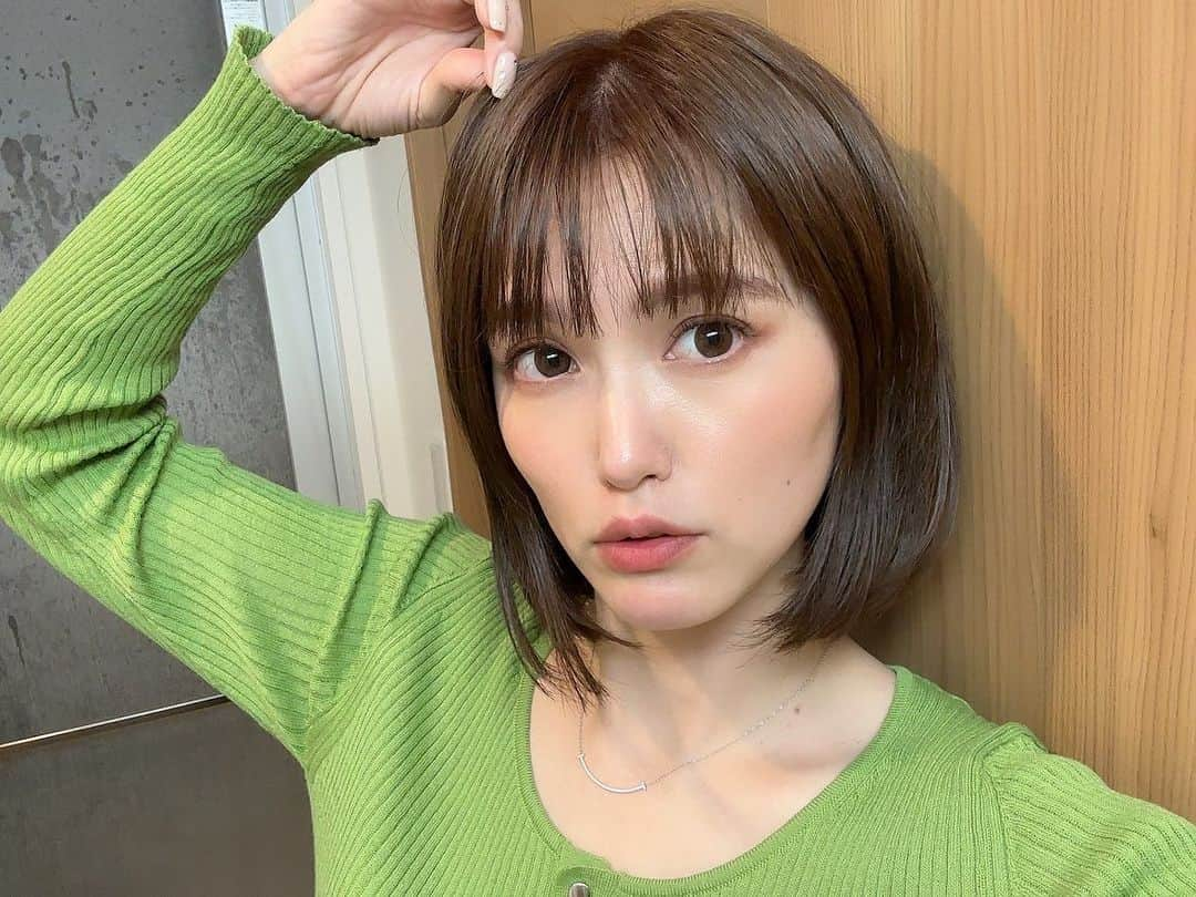 三島ゆかりのインスタグラム：「ヘアメンテナンスDAY💇‍♀️✨ 前髪カット、リタッチカラー、ベッドスパ、トリートメントやってもらいました🥰 託児付きなので子供は保育士さんに見ててもらえてママは至福のお時間です❤️❤️ つい先日旦那さんにもきゅん連れてここのサロンに来てもらったのでレギュラーキッズ認定いただいたw👶 1時間昼寝して先生と一緒におもちゃで遊んだりピアノ弾いたりしてたみたい🎵 息子も家とは違ったおもちゃで遊べて楽しいだろうし預けることで寂しくて泣くってのは一度もないので、私も罪悪感なくお願いできる🥹🙏 今月一で行ってるけど、カットもカラーもせずにベッドスパだけしにくる人もいるって聞いてそんなん私もしてほしい〜ってなった😂 マジでベッドスパ最高すぎるからみんな毎月受けてほしい💆‍♀️ 今日も可愛く仕上げてくれて、いつもめちゃくちゃ若く見える20代に見える高校生役でもイケるとかは言い過ぎやけどww🤣 たくさん褒めてくれてありがとう😘( @eriiiica2 ) また来月もよろしくね👍💕  #ヘアメンテナンス #ヘアカラー #リタッチ #前髪カット #ヘッドスパ #トリートメント #最高 #リラクゼーション #至福の時間 #託児付き美容室 #ママの味方 #ママでも綺麗でいたい #三島ゆかり #一児のママ #男の子ママ #子育てママ #美容」