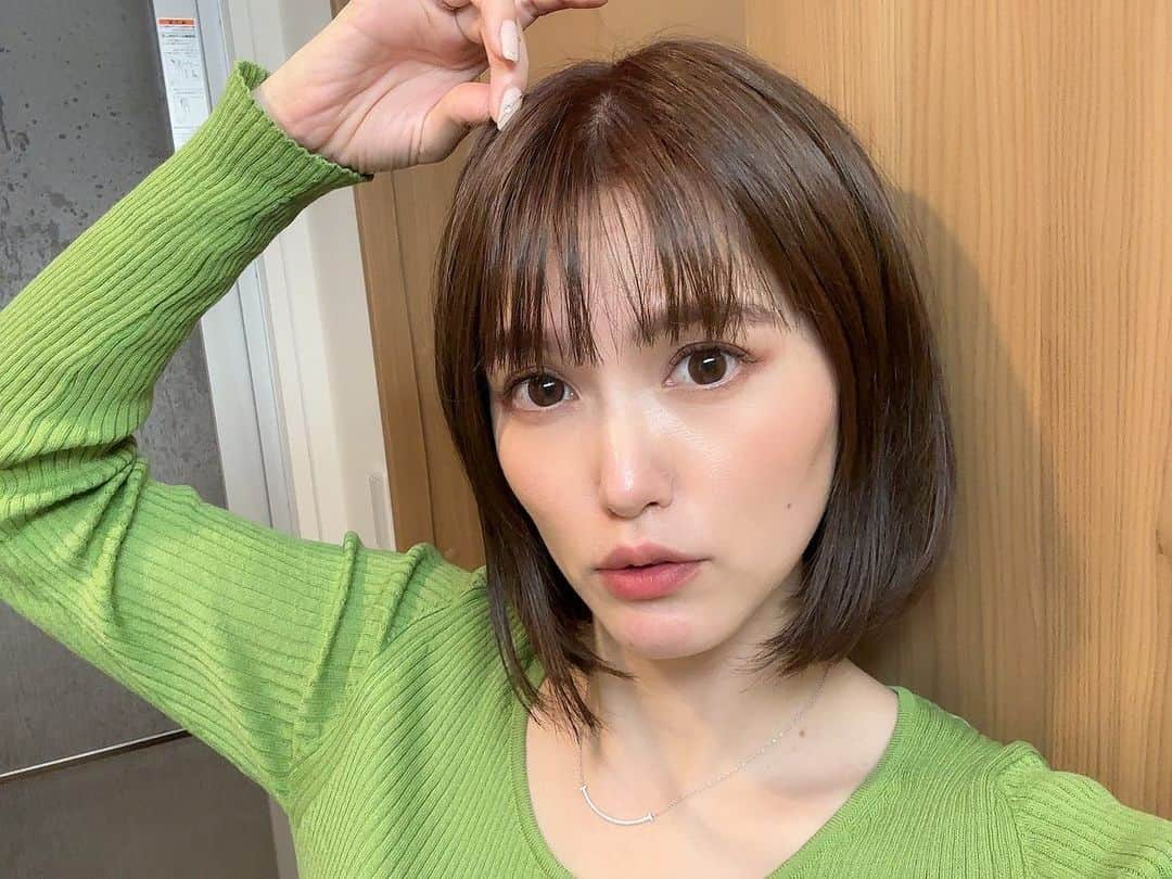 三島ゆかりさんのインスタグラム写真 - (三島ゆかりInstagram)「ヘアメンテナンスDAY💇‍♀️✨ 前髪カット、リタッチカラー、ベッドスパ、トリートメントやってもらいました🥰 託児付きなので子供は保育士さんに見ててもらえてママは至福のお時間です❤️❤️ つい先日旦那さんにもきゅん連れてここのサロンに来てもらったのでレギュラーキッズ認定いただいたw👶 1時間昼寝して先生と一緒におもちゃで遊んだりピアノ弾いたりしてたみたい🎵 息子も家とは違ったおもちゃで遊べて楽しいだろうし預けることで寂しくて泣くってのは一度もないので、私も罪悪感なくお願いできる🥹🙏 今月一で行ってるけど、カットもカラーもせずにベッドスパだけしにくる人もいるって聞いてそんなん私もしてほしい〜ってなった😂 マジでベッドスパ最高すぎるからみんな毎月受けてほしい💆‍♀️ 今日も可愛く仕上げてくれて、いつもめちゃくちゃ若く見える20代に見える高校生役でもイケるとかは言い過ぎやけどww🤣 たくさん褒めてくれてありがとう😘( @eriiiica2 ) また来月もよろしくね👍💕  #ヘアメンテナンス #ヘアカラー #リタッチ #前髪カット #ヘッドスパ #トリートメント #最高 #リラクゼーション #至福の時間 #託児付き美容室 #ママの味方 #ママでも綺麗でいたい #三島ゆかり #一児のママ #男の子ママ #子育てママ #美容」11月3日 22時48分 - apple340