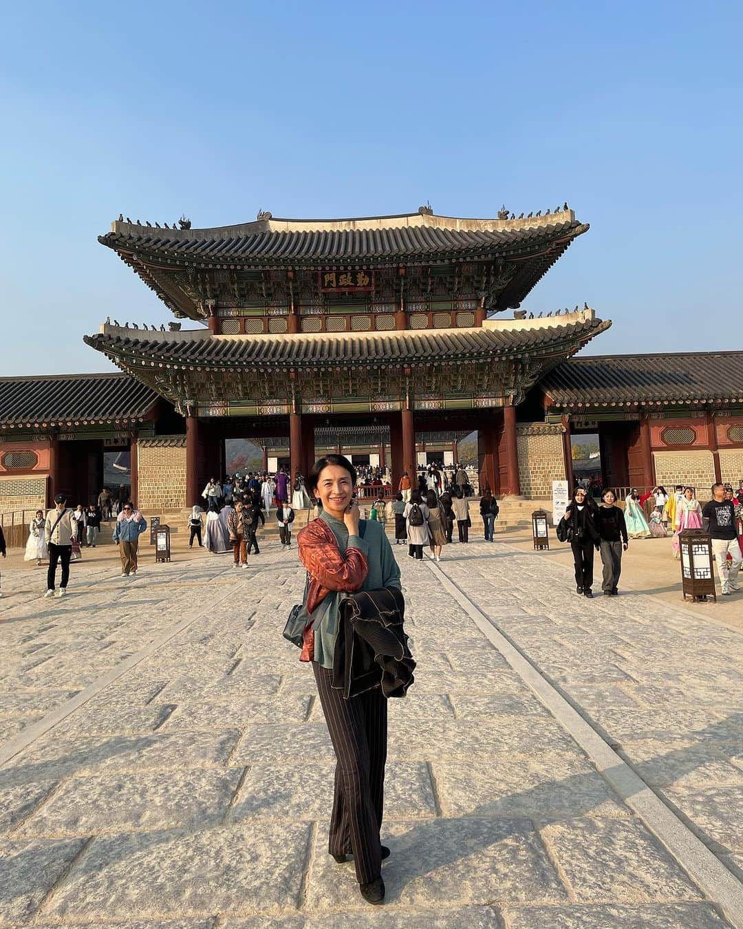 井脇幸江さんのインスタグラム写真 - (井脇幸江Instagram)「初めて、韓国を訪れました🇰🇷  韓国という国に対しては、お隣だけれど、日本に対して厳しい感情を持たれている国、という印象でしたが、ソウルという街は元気があって、人々もとても親切で、なるべく日本語を話そうとしてくれる優しい国民性に、安らぎを感じました。  出会いもあり、観光本には載っていないルートも回れて、お食事もわいわいと賑やかに楽しめて、天候にも恵まれ、幸せな時間を過ごせました。  また、必ず行きたい国になりました💓  #Ballet #Dancer #バレエ #バレエダンサー #芸術 #芸術観賞 #舞台 #stage #トスカ #大人 #美の世界 #四ッ谷 #Iwaki Ballet Company #IBC #バレエスタジオ #バレエ教師 #バレエ教室 #美しい #楽しい #人生 # 健康 #東京 #井脇幸江 #韓国料理屋」11月3日 22時49分 - yukie.iwaki