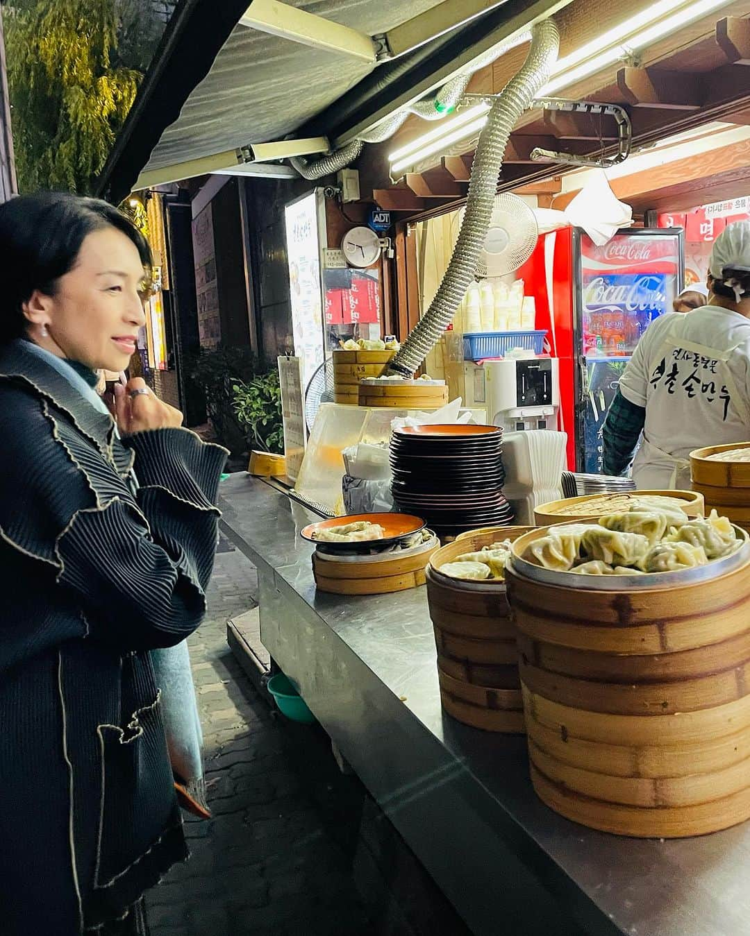 井脇幸江さんのインスタグラム写真 - (井脇幸江Instagram)「初めて、韓国を訪れました🇰🇷  韓国という国に対しては、お隣だけれど、日本に対して厳しい感情を持たれている国、という印象でしたが、ソウルという街は元気があって、人々もとても親切で、なるべく日本語を話そうとしてくれる優しい国民性に、安らぎを感じました。  出会いもあり、観光本には載っていないルートも回れて、お食事もわいわいと賑やかに楽しめて、天候にも恵まれ、幸せな時間を過ごせました。  また、必ず行きたい国になりました💓  #Ballet #Dancer #バレエ #バレエダンサー #芸術 #芸術観賞 #舞台 #stage #トスカ #大人 #美の世界 #四ッ谷 #Iwaki Ballet Company #IBC #バレエスタジオ #バレエ教師 #バレエ教室 #美しい #楽しい #人生 # 健康 #東京 #井脇幸江 #韓国料理屋」11月3日 22時49分 - yukie.iwaki