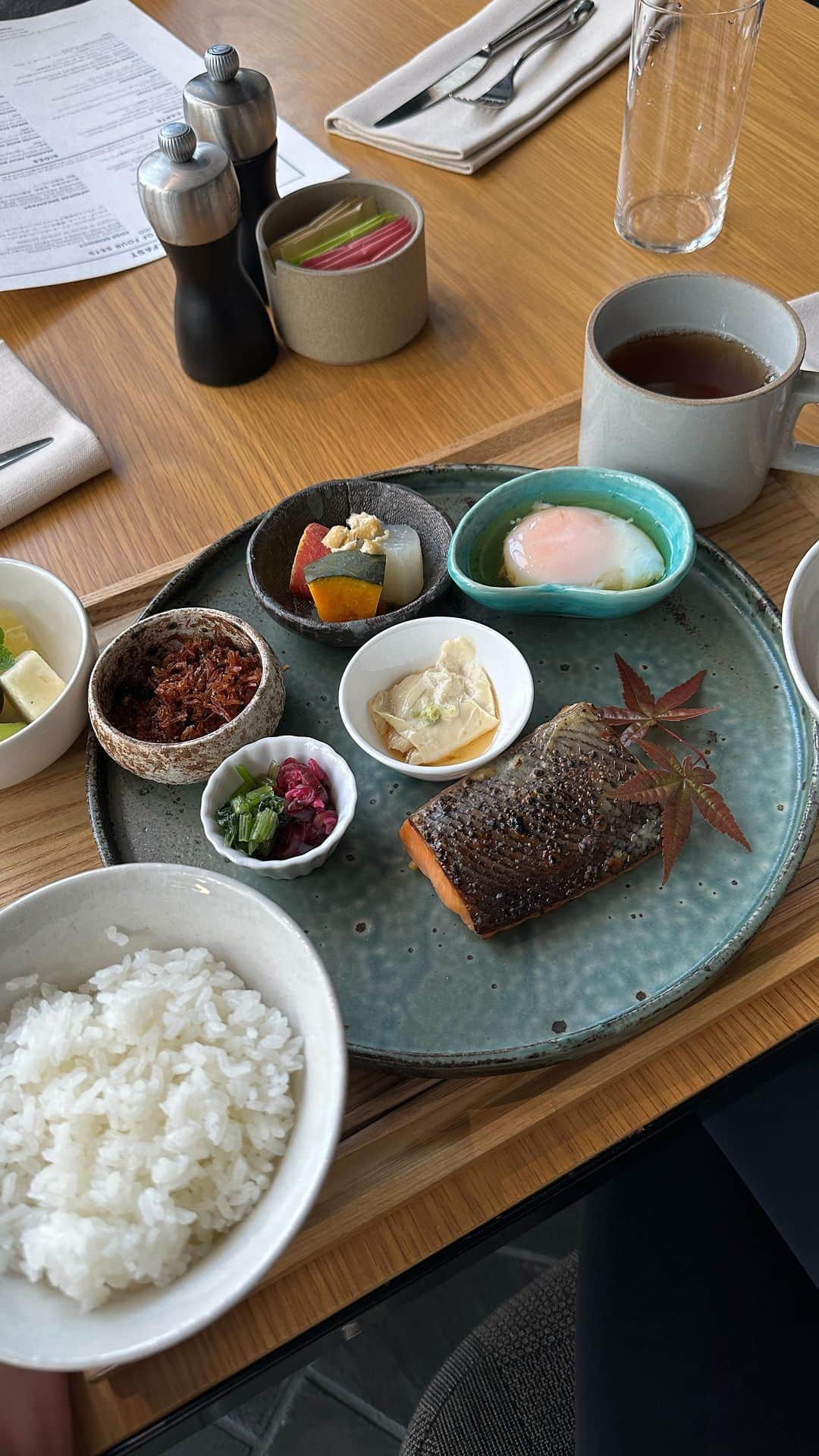 サンヌ・ヴロートのインスタグラム：「What I Eat in a Day in Japan! 🇯🇵🍵🥞 The most important thing for me during travel is having a good balance between enjoying foods that fuel my body and foods that fuel my soul! We absolutely love trying out local cuisine and dishes and there literally no better place to do this in Japan.   Breakfast: 	⁃	Lots of water 	⁃	Japanese breakfast with rice, miso salmon, pickled veggies, miso soup & soft boiled egg at @acehotelkyoto   Lunch: 	⁃	Fluffy pancakes at @ahappypancake_official   Snack: 	⁃	Roasted Chestnuts 	⁃	Iced Green Tea 	⁃	Chocolate Covered Almonds  Dinner: 	⁃	Udon Noodles with Japanese Curry Sauce  Dessert: 	⁃	Matcha cheesecake」