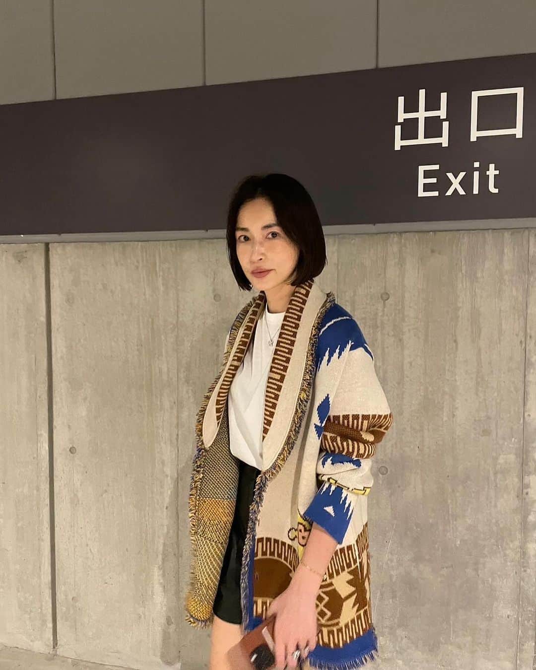 長谷川京子のインスタグラム：「最近は黒のショートパンツにロングブーツ、もしくは白のソックスにローファー。  こんな気分です☺️ Have an amazing weekend!! #shopping#harajuku#weekend#daughter」