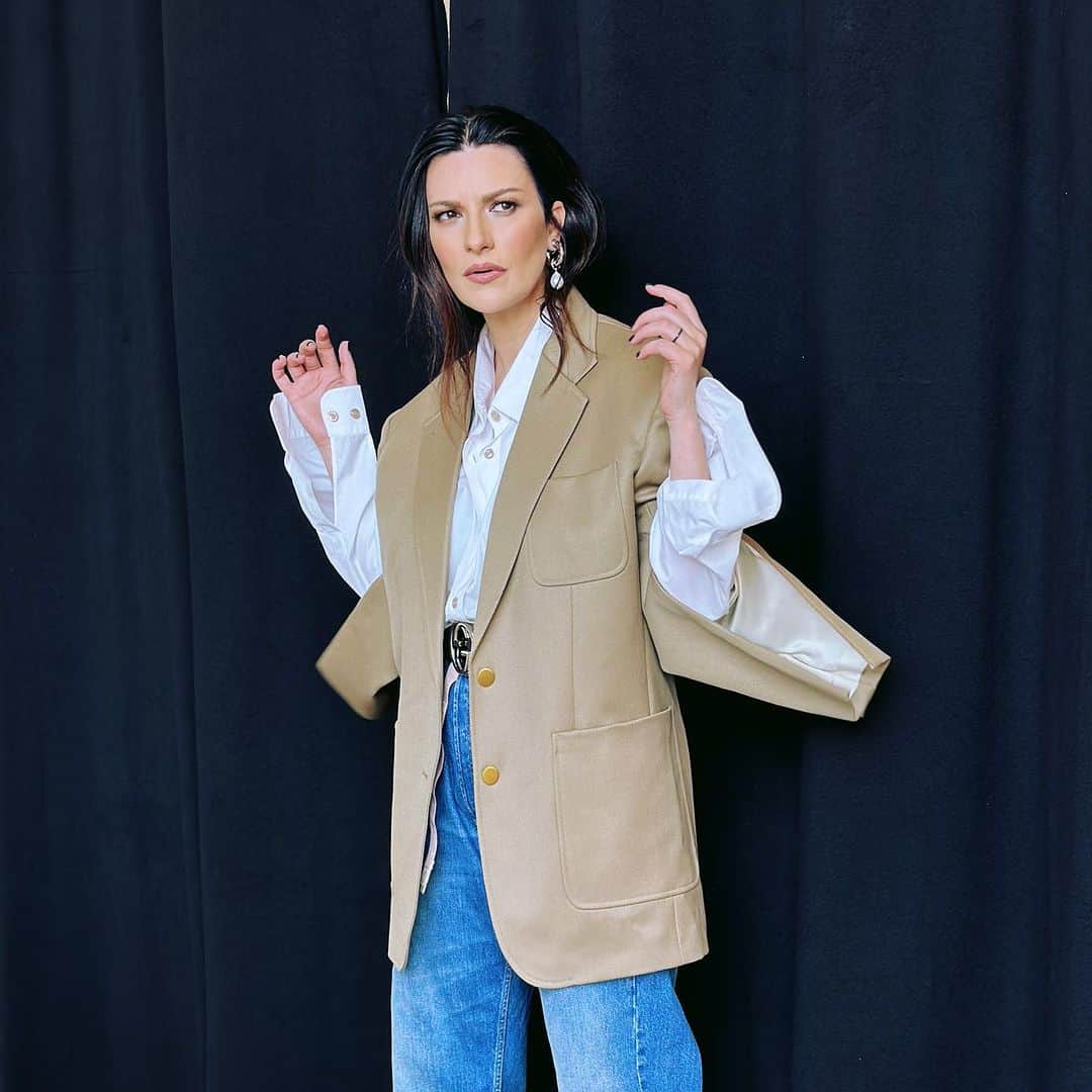 ラウラ・パウジーニのインスタグラム：「Whaaat?? Da questa mattina ho la febbre e per questo devo posticipare la mia promozione prevista per lunedì,martedì e mercoledì prossimi. Mi riposerò e tornerò al 100% più carica che mai 💣❤️😍  Queee?  Desde esta mañana tengo fiebre y por eso tengo que posponer mi promoción del lunes, martes y miércoles en España. Necesito descansar para recuperarme y estar al cien por ciento 💣💣❤️❤️No sabéis como lo siento.. pero regresaré incluso con más fuerza que nunca 👍 Os quiero 😍  Whaaat?? Since this morning I have a fever and for this reason I have to postpone my promotion scheduled for next Monday, Tuesday and Wednesday. I will rest and come back 100% 💣❤️Love 😍」