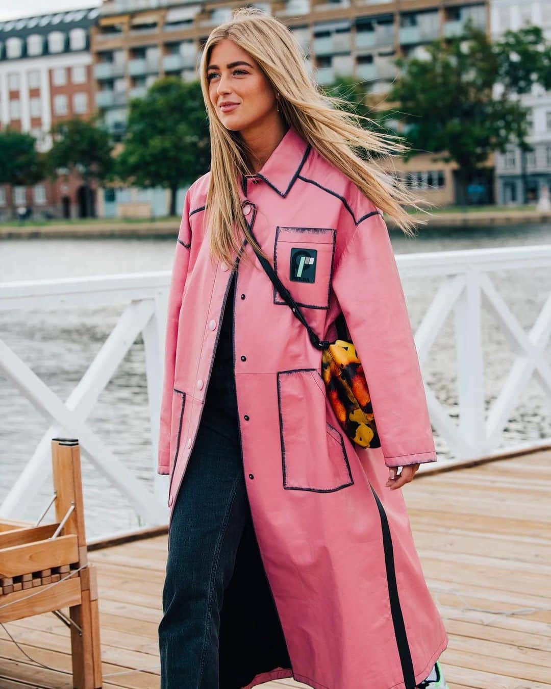 Vogue Españaのインスタグラム：「¿Vestir bien cuando llueve? Sí, es posible. En el link de la bio te damos hasta 43 ideas infalibles (más allá de la gabardina clásica) ✨ ▪️Texto: @nurialuis_」