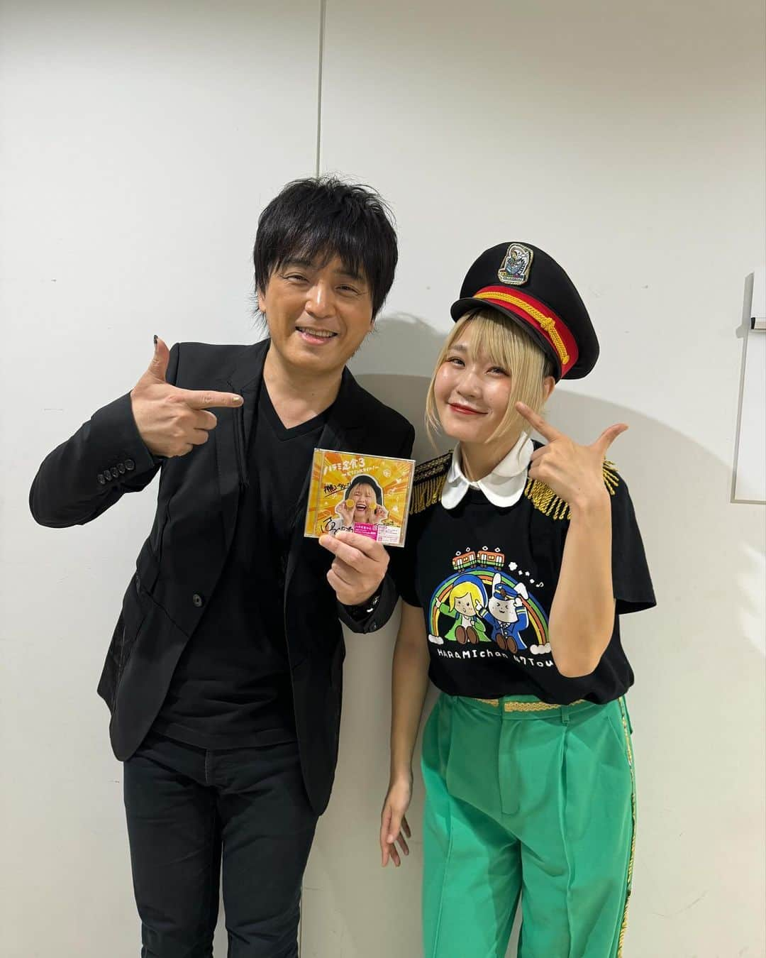 ハラミちゃんのインスタグラム：「千葉公演に押尾コータローさんと菊池亮太さんと神田ジョンさんが来てくださいました☺️🙌  音楽家の方々にわざわざ来ていただいて エールの言葉をいただけるって本当に励みになりすぎる😭😭😭😭  ライブの作り手側からの視点で見てくださり楽しんでくださり 貴重すぎる😭😭😭✨  感謝しかありません。。  @kotaro040  @komuro_metal」