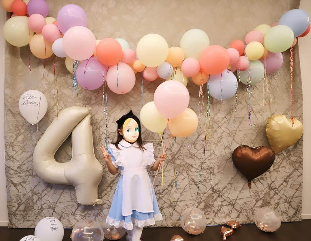 中村悠平さんのインスタグラム写真 - (中村悠平Instagram)「先日、娘4歳の誕生日でした🎂 娘はアリスになりたいとのことで、父は双子役に 挑戦しました😂 実の弟も道連れにして😂 娘がとても喜んでくれたのでよかったです😂  ※弟には無断で載せています ※明日日本シリーズで解説します ※この服装で解説してるかもしれません」11月3日 23時01分 - mu__cho27