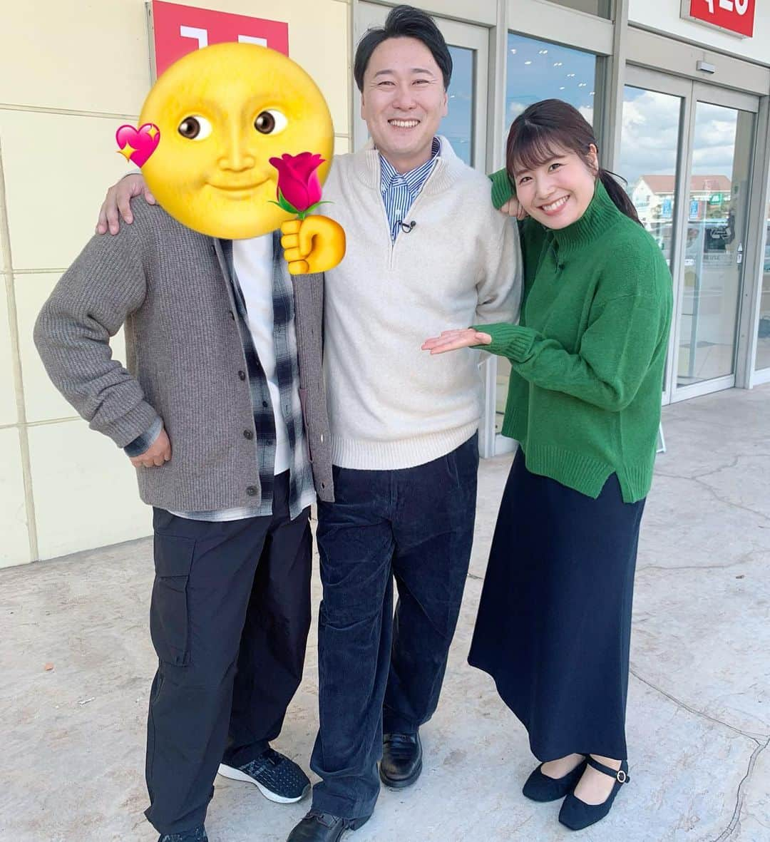 山﨑真依のインスタグラム：「明日のいーよ！は…  スタジオを飛び出してエミフルMASAKIから全編生中継❣️😆💕  ＂たわわに実るまさきの秋🍁＂ をテーマに、 松前町で思いっきり秋を楽しめる企画を３本だてでお届け🥳💪💪  ✅いーよ！と老舗のまさきソウルフードがコラボで イベントを盛り上げる‼️💪 ✅エミフルの超人気スイーツ店と いーよ！のコラボ商品登場‼️🥰 ✅UNIQLOで秋の最新トレンドファッションをチェック🌟🌈😙  登場するお店からの視聴者プレゼントも盛りだくさん🤗🎁  写真①はいーよ！出演者３人で撮ったもの…ということはこの顔スタンプはうっきー🥸⁉️なのか⁉️ その謎が生中継で明らかになります👀👀👀  写真②はわたしのお気に入り、 催眠術をかけているような私とかけられているような中岡さん🤣🤣🤣 中岡さん、こんな顔の写真ごめんなさい、でも面白い笑笑  ③④は音声スタッフが撮ってくれていたもの📸 …なに⁉️その音声スタッフがロケ中に居眠り💤⁉️⁉️  ……その真相も、生中継で。笑  テレビの前で📺はもちろん、 エミフルにお出かけする❗️という方はぜひ、 中継ってどんな感じなんだろう？？とのぞいてみてくださいね😄🤲  #愛媛 #アナウンサー #秋 #秋グルメ  #秋コーデ #ユニクロ #ユニクロコーデ #グルメ #麺 #スイーツ #コラボ」