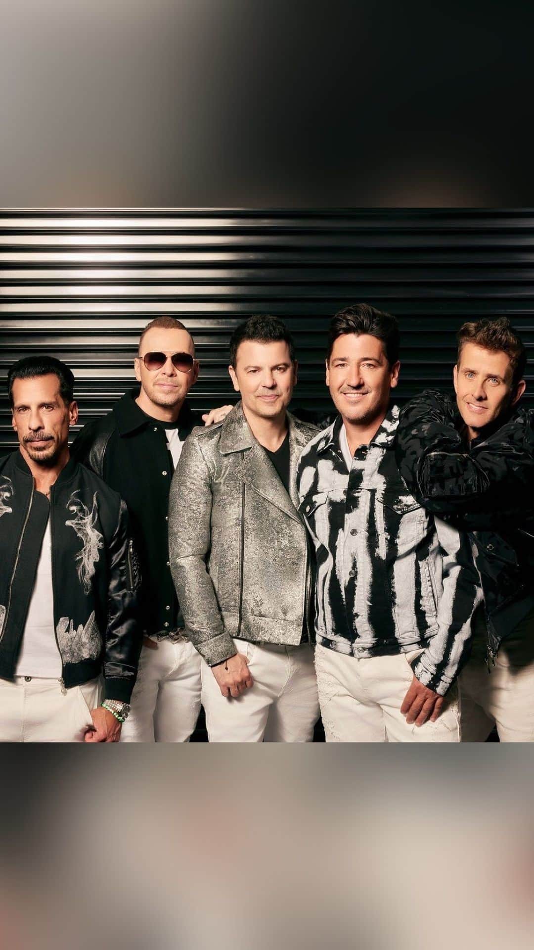 ニュー・キッズ・オン・ザ・ブロックのインスタグラム：「Tickets for the Magic Summer Tour are now available!! (10am local) with special guests @paulaabdul and @djjazzyjeff! #MagicSummerTour www.NKOTB.com」