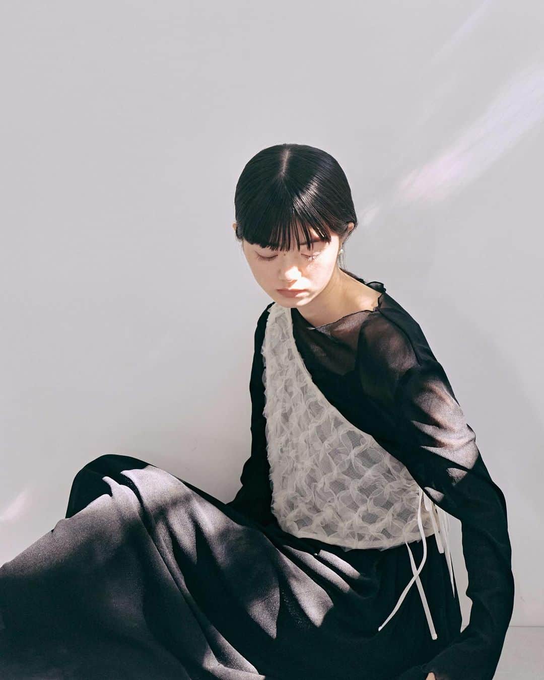 kaene －カエン－のインスタグラム：「- new -  ▪︎Asymmetrical bustier set dress / アシンメトリービスチェセットドレス_No.100913 ▪︎color : blown / off×black ▪︎size : 1 / 2 ▪︎model : 168cm (blown / size1 . off×bk / size2)  アシンメトリーのビスチェがセットになったチュールドレス。 ビスチェは存在感のある立体チュールを、ワンピースは透け感が程よく肌触りの良い質感の国産ニットチュールを使用しています。  ペチコート付きなので、コーディネートも安心。 ビスチェやチュールドレス、ペチコートまで、それぞれが単品使い可能となります。  #kaene #occasionwear  #occasiondress」