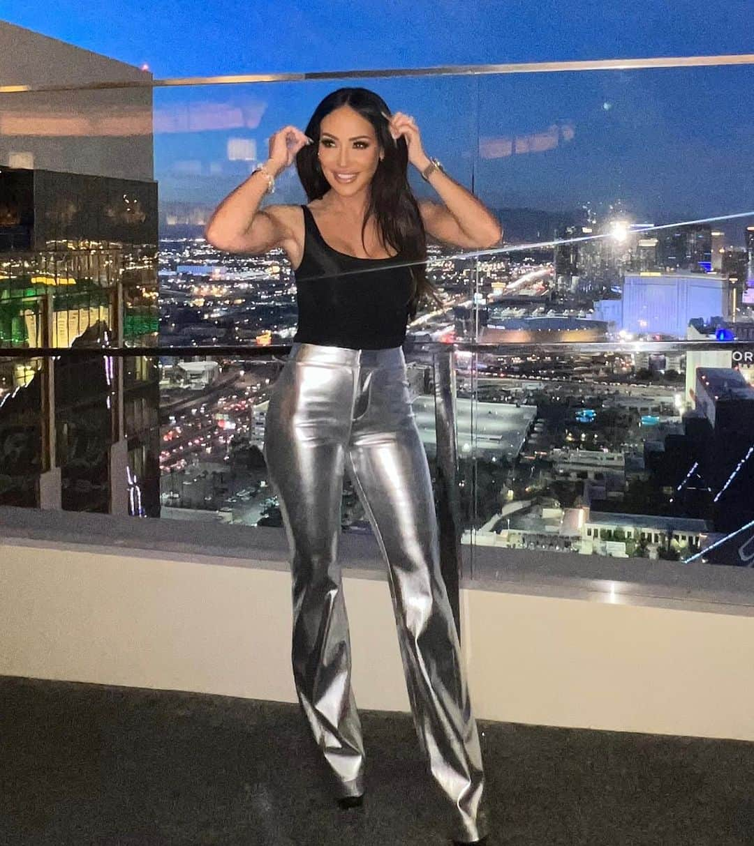 メリッサ・ゴーガのインスタグラム：「Platinum pants is the way to go in Vegas 🪙 Day 1 #bravocon」