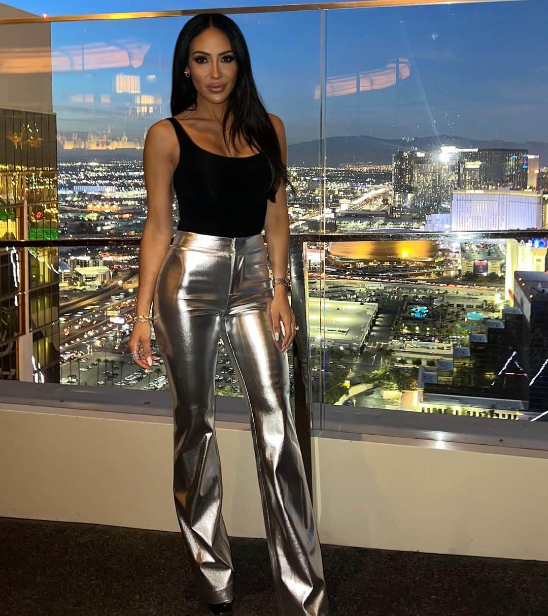 メリッサ・ゴーガさんのインスタグラム写真 - (メリッサ・ゴーガInstagram)「Platinum pants is the way to go in Vegas 🪙 Day 1 #bravocon」11月3日 22時57分 - melissagorga