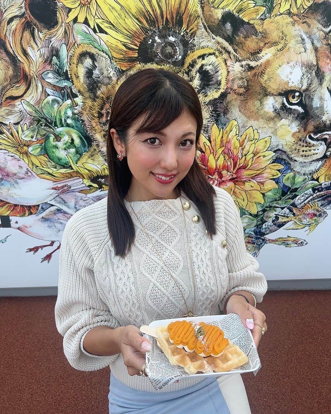 神谷麻美さんのインスタグラム写真 - (神谷麻美Instagram)「#クロッフル専門店#marimari の #クロッフル ＆#植木鉢カップケーキ だよ💖✨️  クロッフルとは、クロワッサンx ワッフル だよ💖🥐✨️ 美味しいに決まってる🥰💖✨️ 外はサクサク、中はモチモチ🥰❤🥐👘✨️  #秋限定メニュー のきなこマロンマスカットとパンプキンモンブラン❤️✨️ クリームいっぱいのってて、美味しすぎたぁ💖🥰💖✨️  植木鉢カップケーキ は、 見た目も可愛くて、スコップ型のスプーンで食べるのも楽しいし、すごく美味しすぎる🥰💖🌷  ドリンクも可愛くて美味しすぎるし、 テラス席の絵も可愛いすぎた🥰💖🐆🦁💖✨️  全部美味しすぎて、ペロリと食べちゃった😋❤️✨️  可愛くて、美味しくて、大満足🥰❤️✨️  秋限定クロッフルのは明日から発売だよ💖🥐✨️  PR @marimari_croiffle_tokyo #浅草グルメ #浅草スイーツ #浅草カフェ #浅草食べ歩き#浅草デート #新仲見世 #仲見世 #浅草散策 #浅草観光スポット」11月3日 22時57分 - asamice428