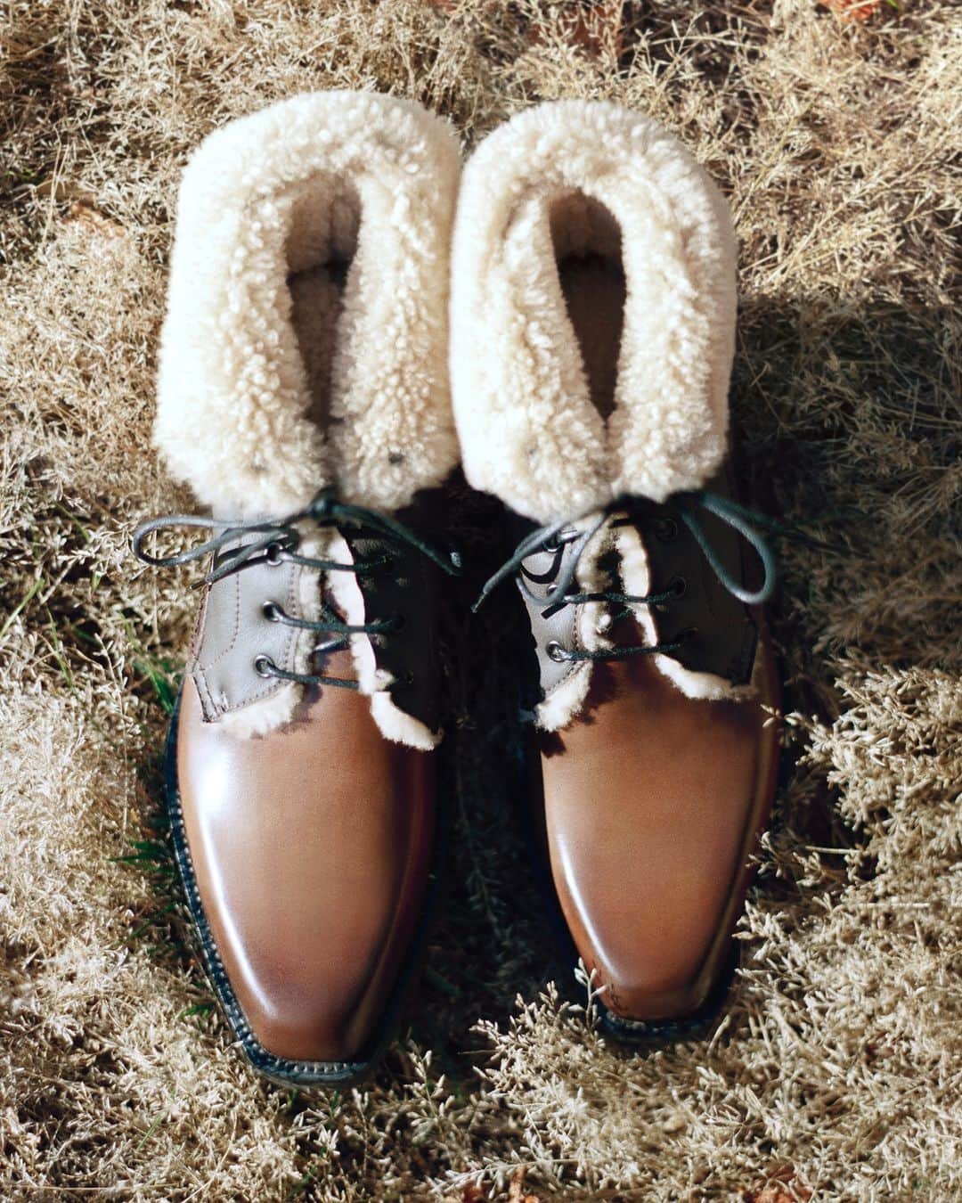 ベルルッティさんのインスタグラム写真 - (ベルルッティInstagram)「- THE SHOE: ULTIMA BY #BERLUTI -   Originally designed by Olga Berluti to cater to Berluti’s most travel-hungry clients, Ultima is instantly recognisable for its assertive outlines. This season, its trademark Venezia leather upper meets soft shearling-lined Nappa leather and trekking-inspired details to create a shoe that subtly nods to vintage bomber jackets.   Now available online and in-store.  Photography by @deo_suveera   #BERLUTIWINTER2023」11月3日 22時58分 - berluti