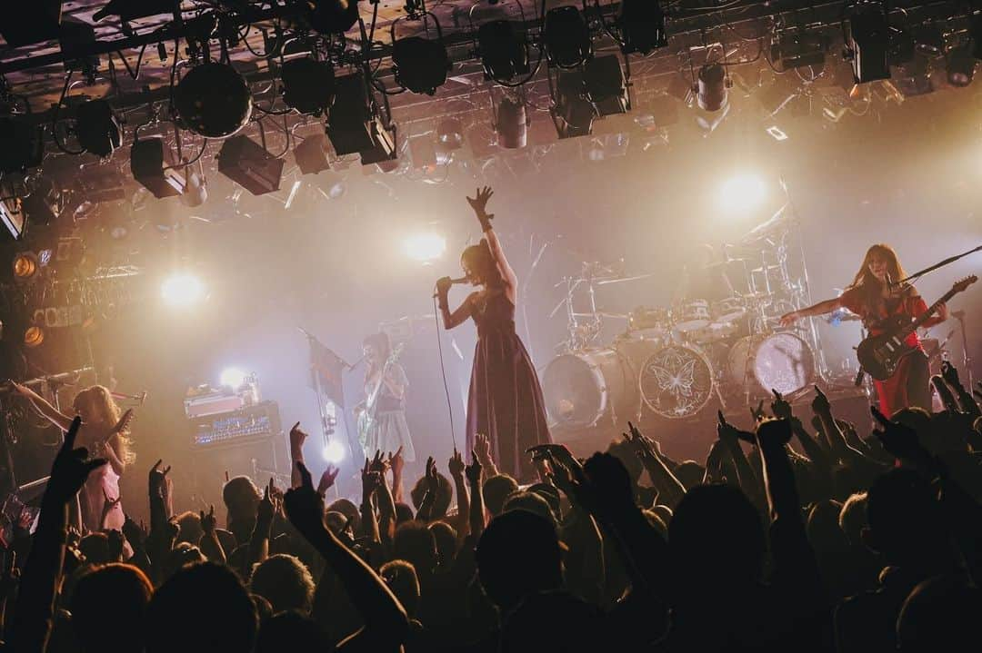 トキさんのインスタグラム写真 - (トキInstagram)「梅田CLUB QUATTRO ThankYouuu!!!!!❤️‍🔥  私にとって大阪LIVEって、特別で大切な瞬間。 夢を見てギターを手に持った時、 ALDIOUS の一員になった時、 初めて親元を離れて上京した時、  色んな、色んな光景が胸いっぱいに広がります！  Aldiousが15周年を迎えても 最高の景色と夢を、見られてるのは大好きな皆のおかげやで💖  ほんまに幸せです。最大級のありがとう！！！  📸 @mini12du  #Aldious #アルディアス #大山まき #aldioustoki #梅田clubquattro #大阪」11月3日 22時58分 - aldioustoki