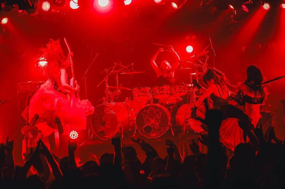 トキのインスタグラム：「梅田CLUB QUATTRO ThankYouuu!!!!!❤️‍🔥  私にとって大阪LIVEって、特別で大切な瞬間。 夢を見てギターを手に持った時、 ALDIOUS の一員になった時、 初めて親元を離れて上京した時、  色んな、色んな光景が胸いっぱいに広がります！  Aldiousが15周年を迎えても 最高の景色と夢を、見られてるのは大好きな皆のおかげやで💖  ほんまに幸せです。最大級のありがとう！！！  📸 @mini12du  #Aldious #アルディアス #大山まき #aldioustoki #梅田clubquattro #大阪」