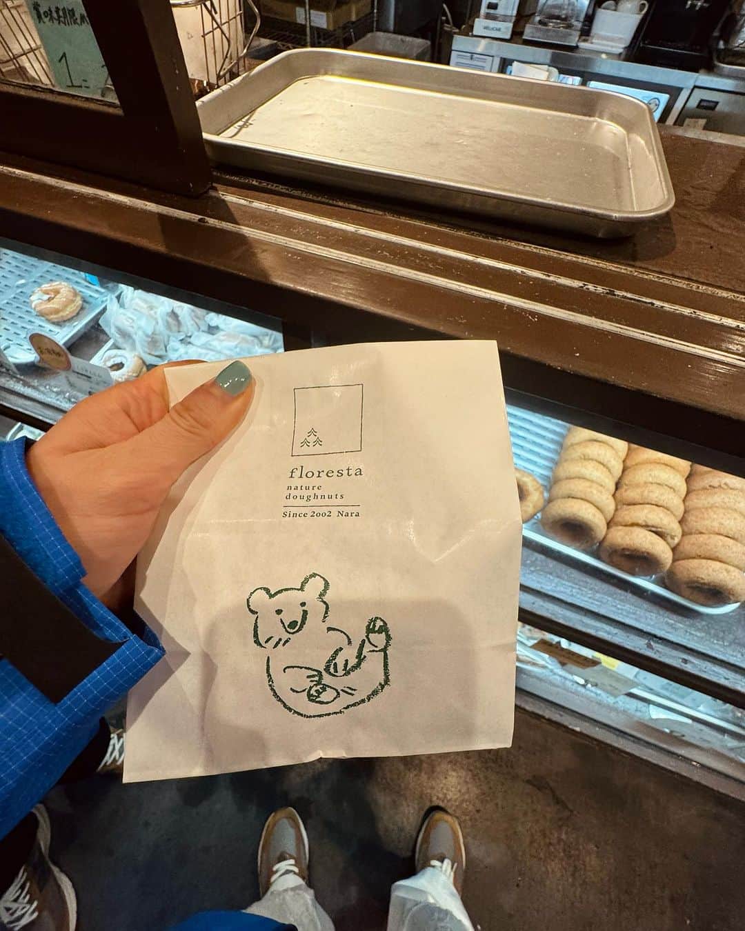 フェリシア・チェンさんのインスタグラム写真 - (フェリシア・チェンInstagram)「Of cool spaces and ppl😎  .love the bear on my donut paper bag 🐻.」11月3日 22時58分 - iamfeliciachin
