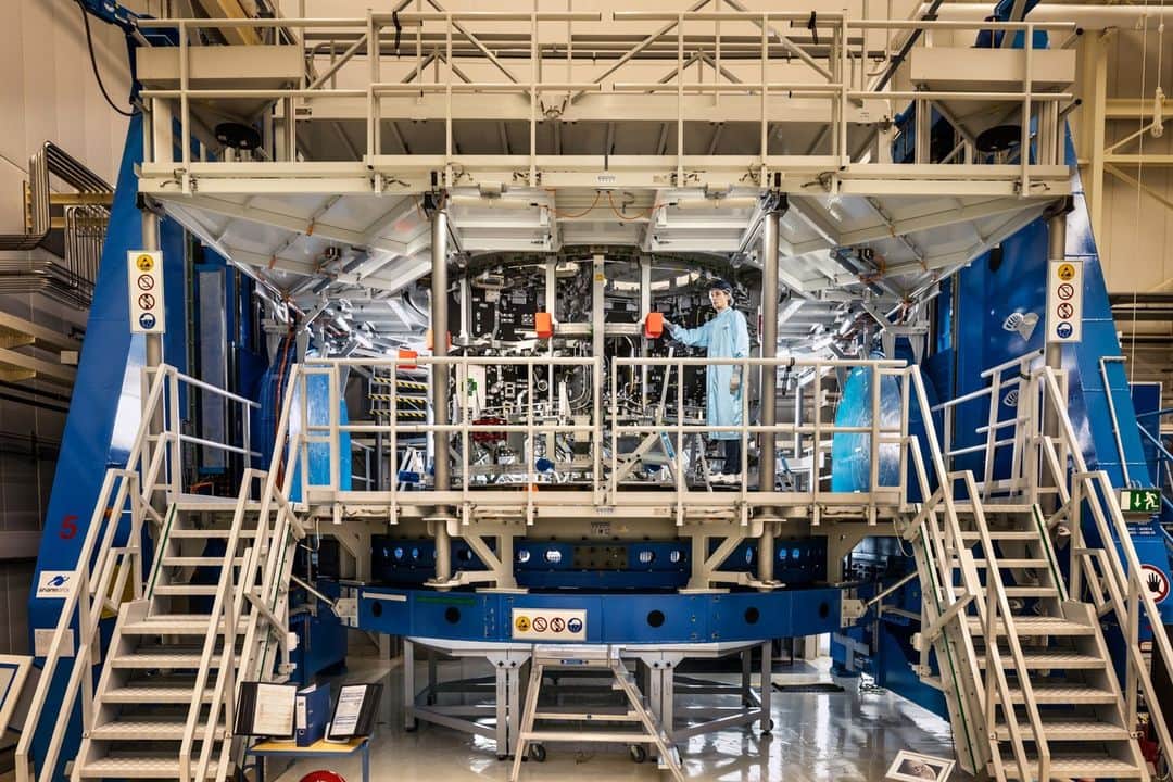 ナショナルジオグラフィックさんのインスタグラム写真 - (ナショナルジオグラフィックInstagram)「Photos by @paoloverzone | This is an interior view of the  European Service Module (ESM-4) structure, which is being built by the European Space Agency for NASA's crewed Orion spacecraft at Airbus’s Bremen site. The ESM-4 will be used during the Artemis IV mission to deliver elements of the Gateway space station. Gateway will orbit the moon and is intended to function as a versatile base for lunar and deep space missions, particularly to Mars. Unlike the International Space Station, Gateway will not have a permanent crew presence. Instead, it'll serve as a periodic hub for astronauts.   The Artemis mission aims to achieve a historic milestone by exploring the lunar surface and sending the first woman and first person of color to the moon. Follow @paoloverzone for more images and stories.」11月3日 23時00分 - natgeo